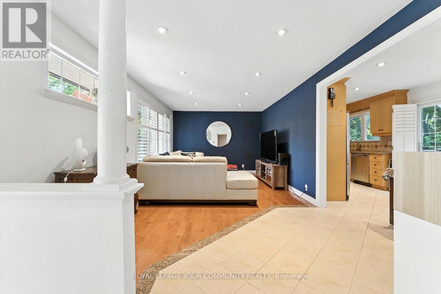 












19 WELLER CRESCENT

,
Vaughan,




Ontario
L6A1E5

