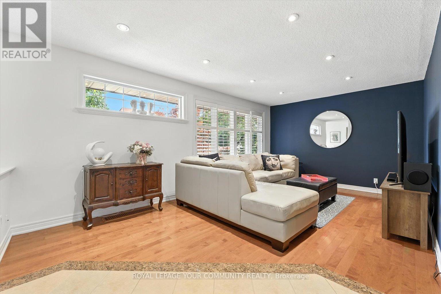 












19 WELLER CRESCENT

,
Vaughan,




Ontario
L6A1E5

