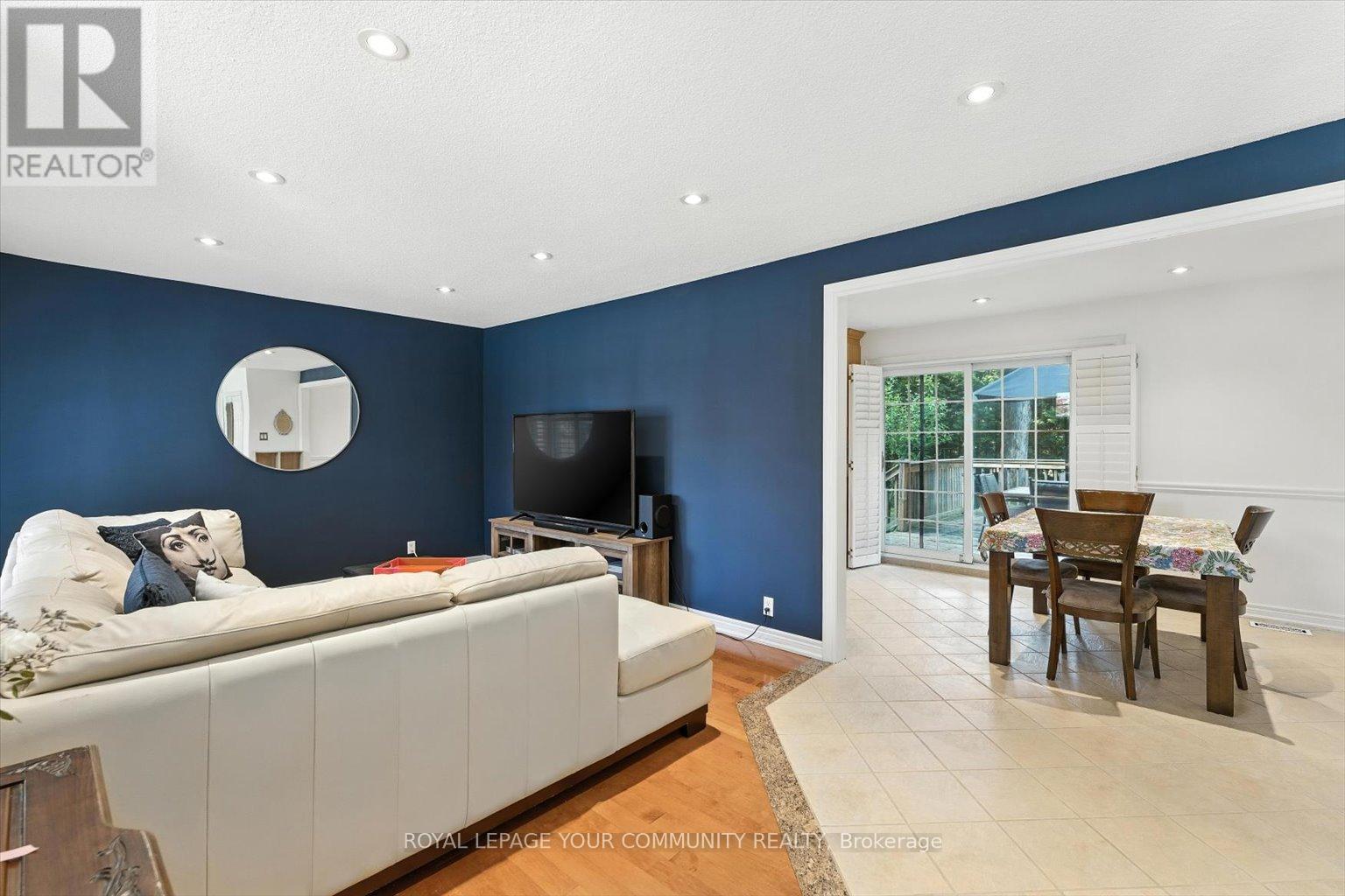 












19 WELLER CRESCENT

,
Vaughan,




Ontario
L6A1E5


