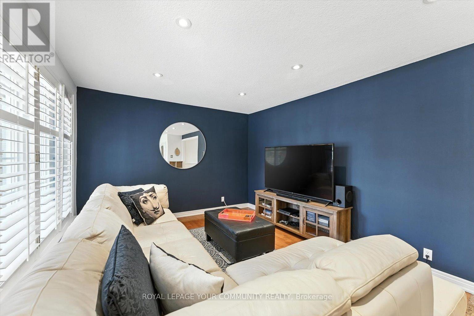 












19 WELLER CRESCENT

,
Vaughan,




Ontario
L6A1E5

