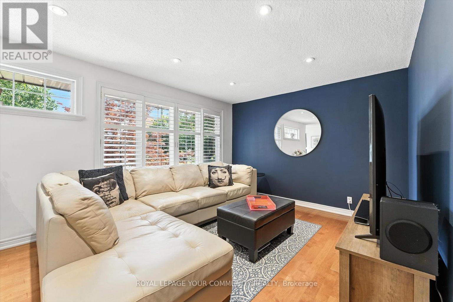 












19 WELLER CRESCENT

,
Vaughan,




Ontario
L6A1E5


