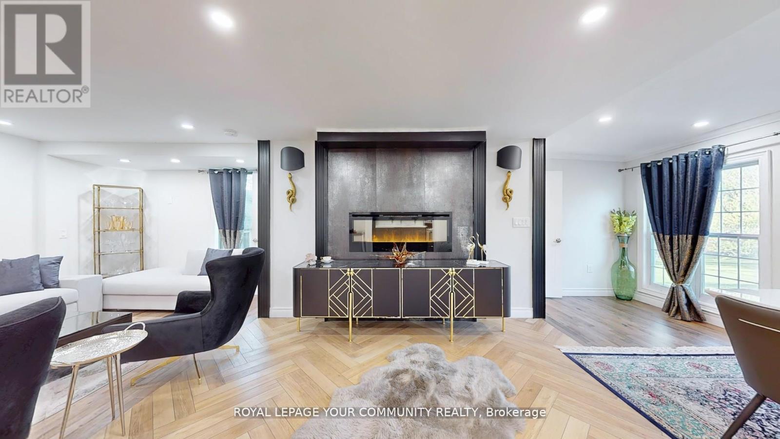 












64 MACHELL AVENUE

,
Aurora,




Ontario
L4G2R7

