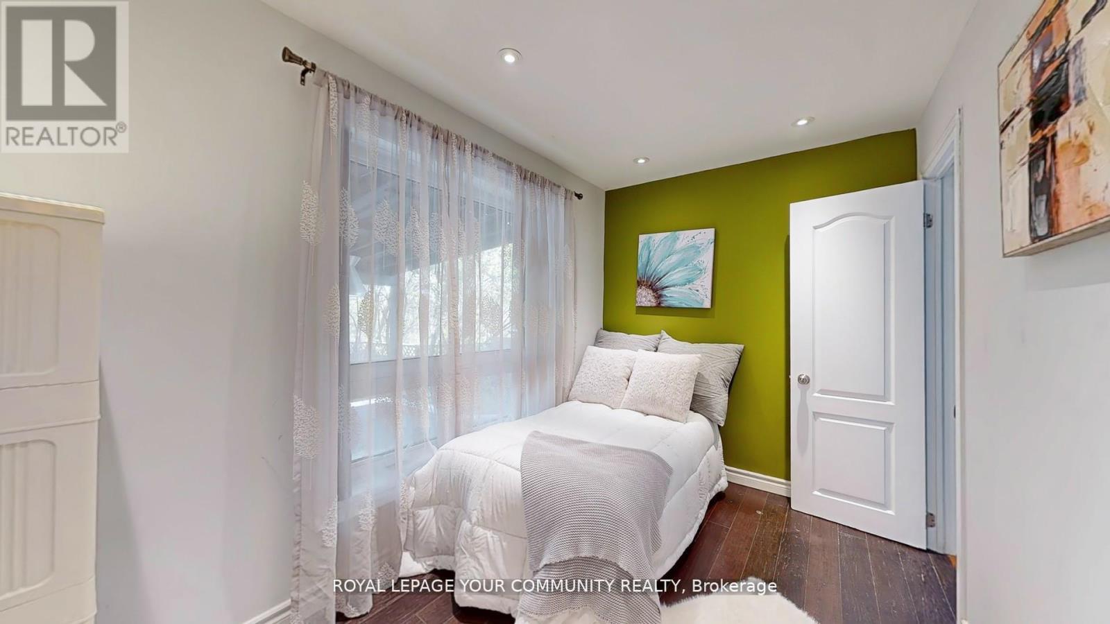 












64 MACHELL AVENUE

,
Aurora,




Ontario
L4G2R7

