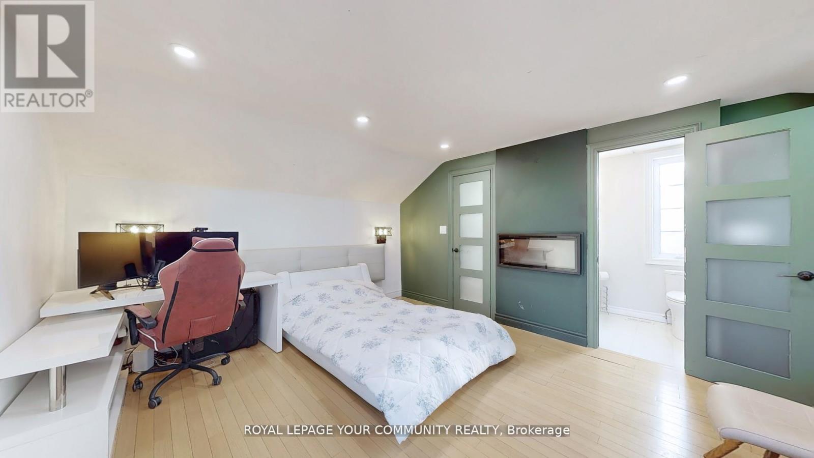












64 MACHELL AVENUE

,
Aurora,




Ontario
L4G2R7


