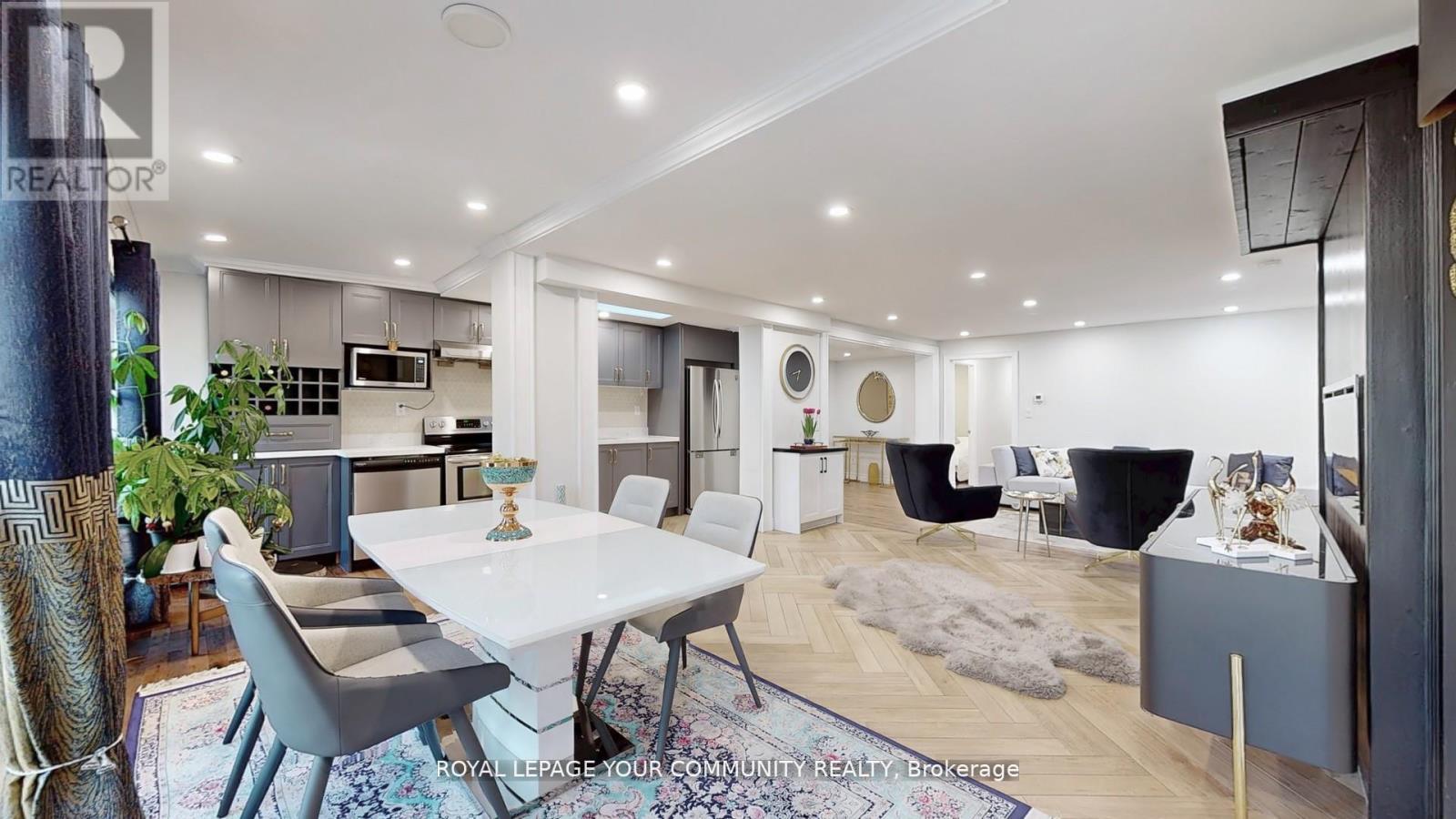 












64 MACHELL AVENUE

,
Aurora,




Ontario
L4G2R7

