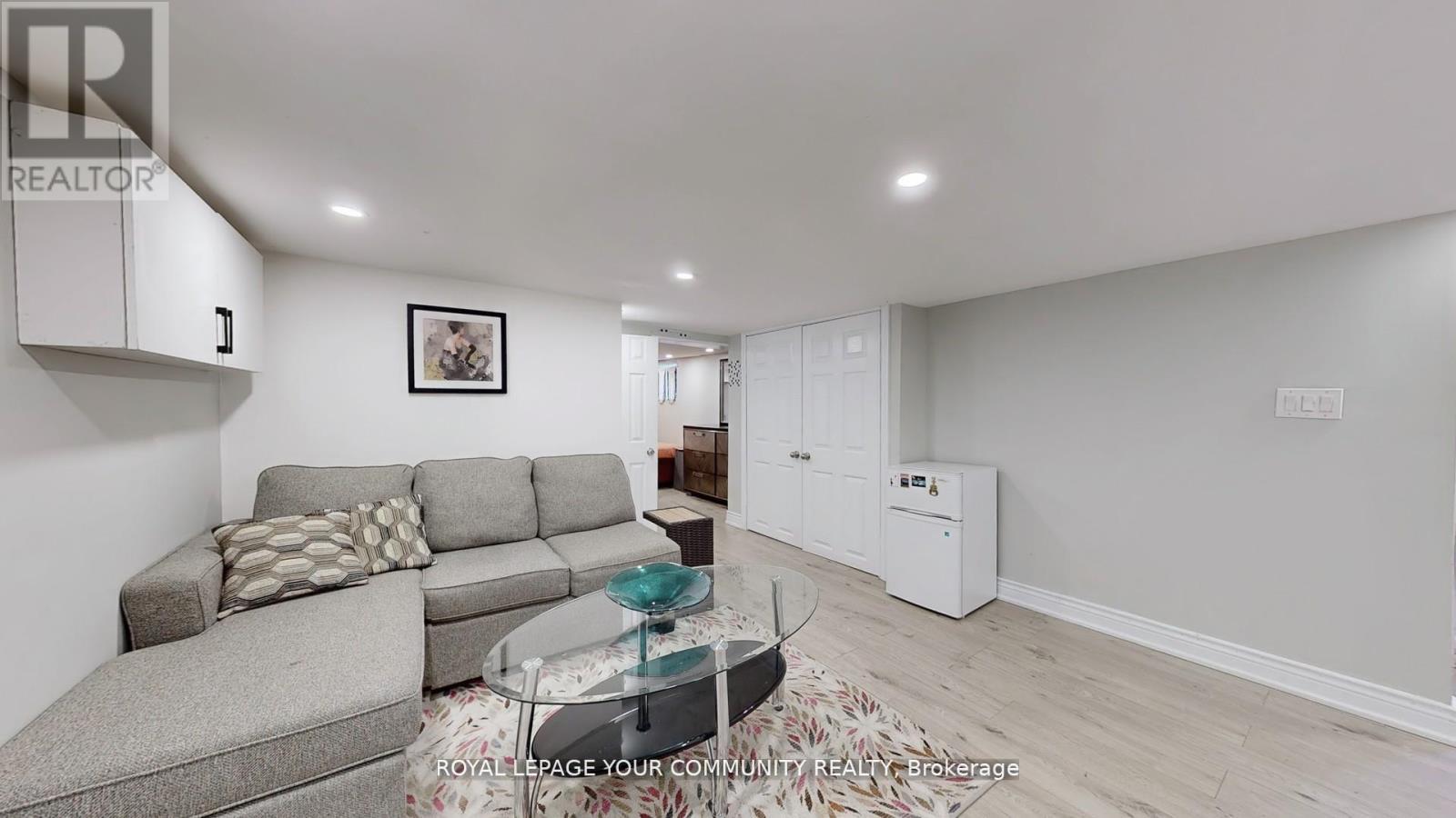 












64 MACHELL AVENUE

,
Aurora,




Ontario
L4G2R7

