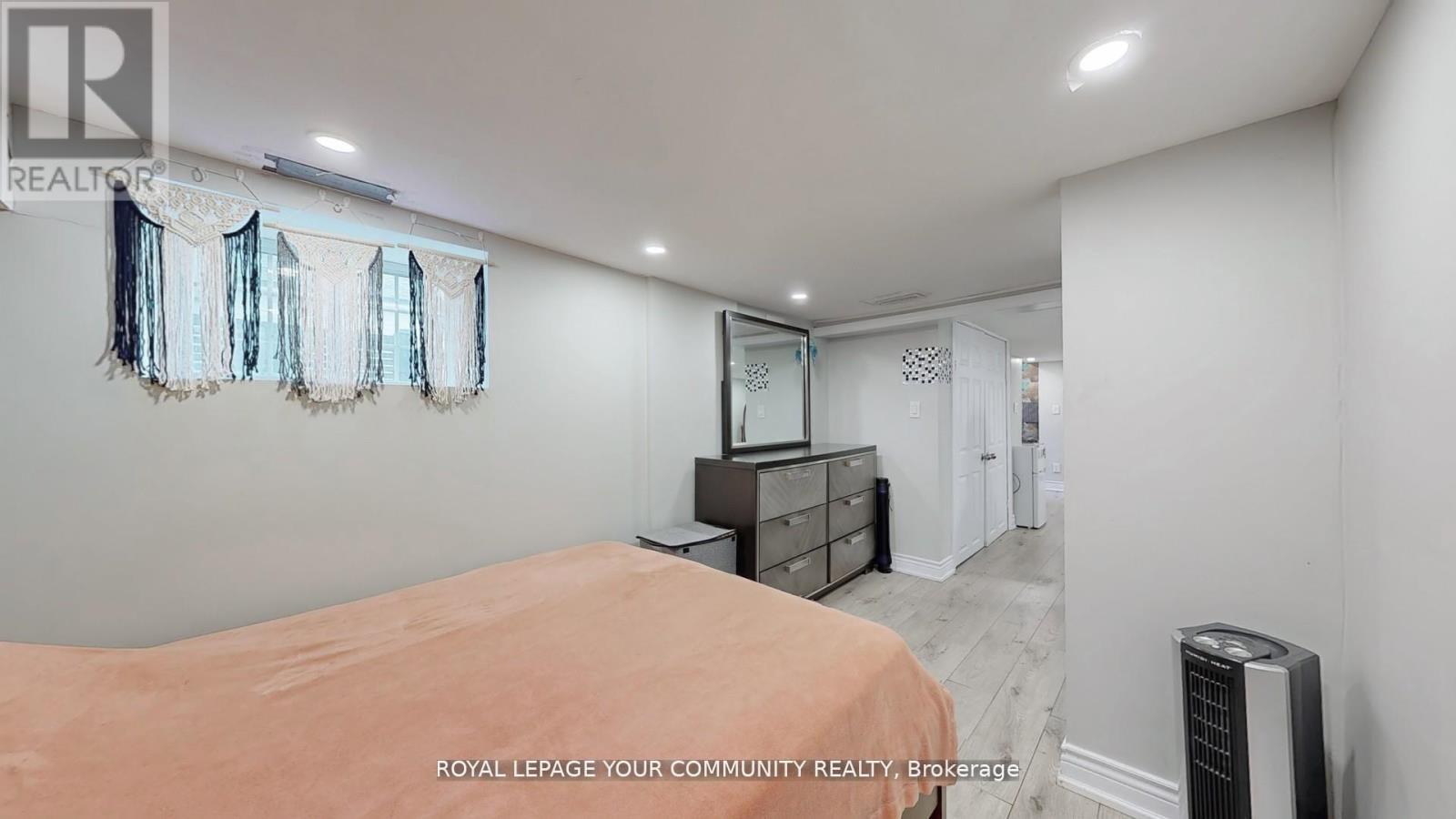 












64 MACHELL AVENUE

,
Aurora,




Ontario
L4G2R7

