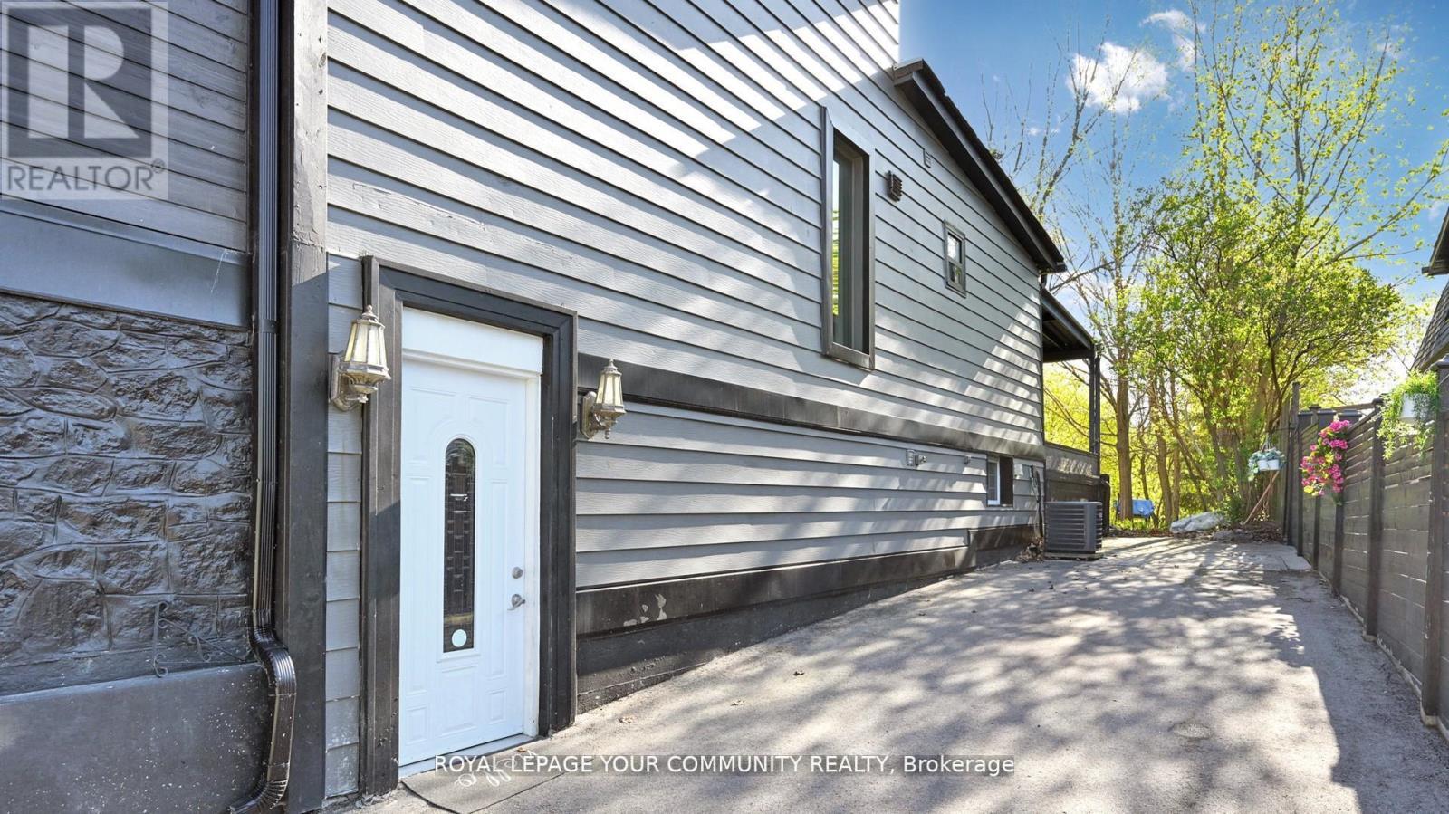 












64 MACHELL AVENUE

,
Aurora,




Ontario
L4G2R7

