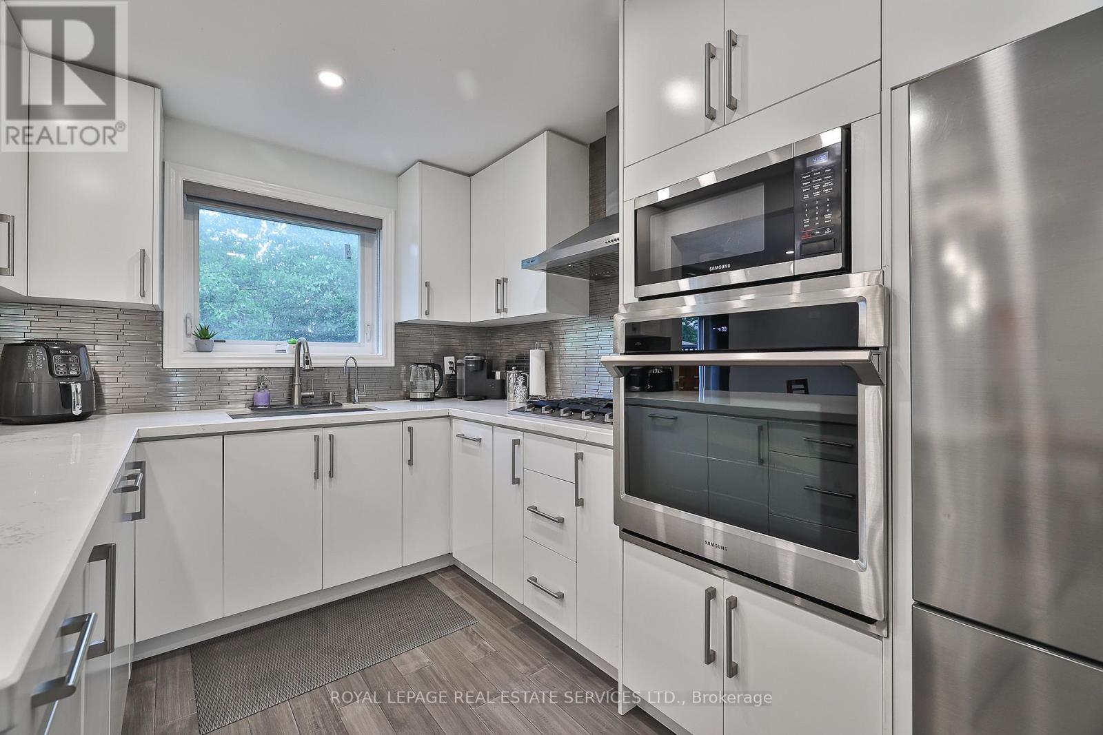 












224 OVERBROOK PLACE

,
Toronto,




Ontario
M3H4R6

