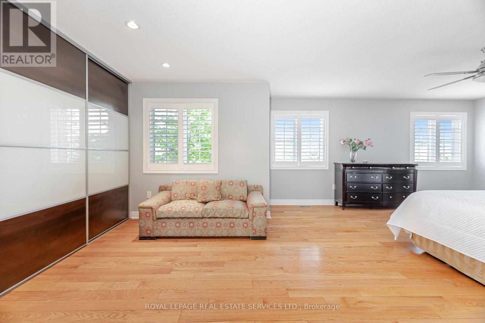 












215 BURLOAK DRIVE

,
Oakville,




Ontario
L6L6T6

