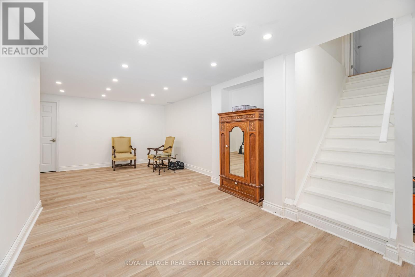 












215 BURLOAK DRIVE

,
Oakville,




Ontario
L6L6T6

