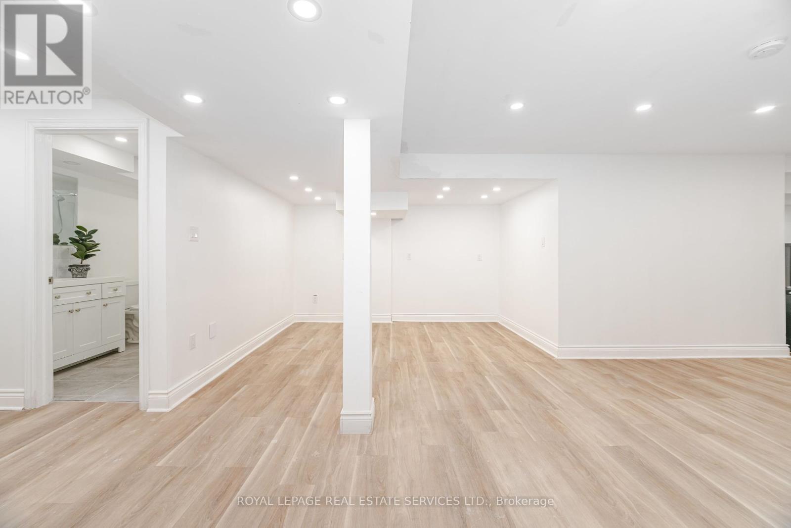 












215 BURLOAK DRIVE

,
Oakville,




Ontario
L6L6T6

