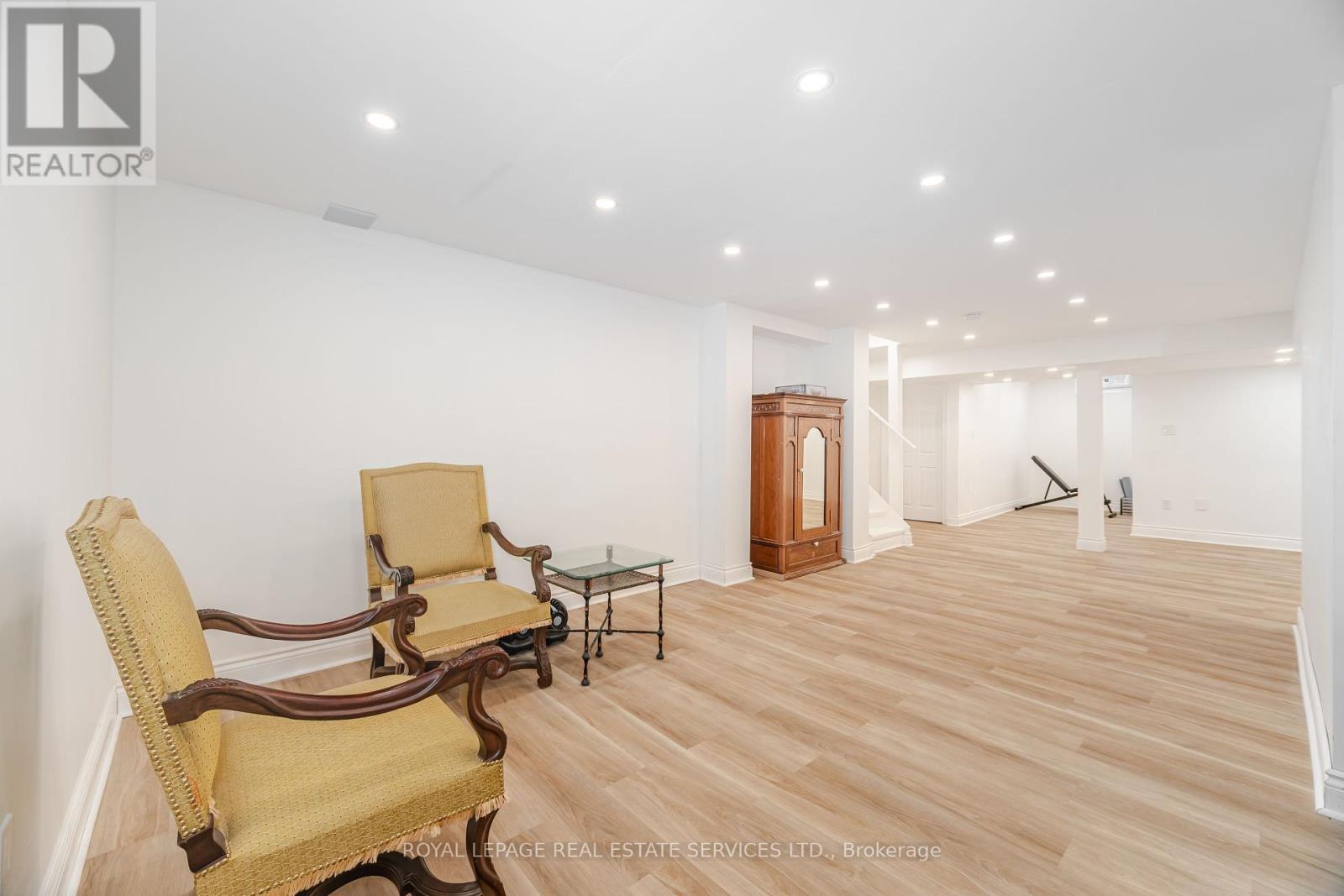 












215 BURLOAK DRIVE

,
Oakville,




Ontario
L6L6T6

