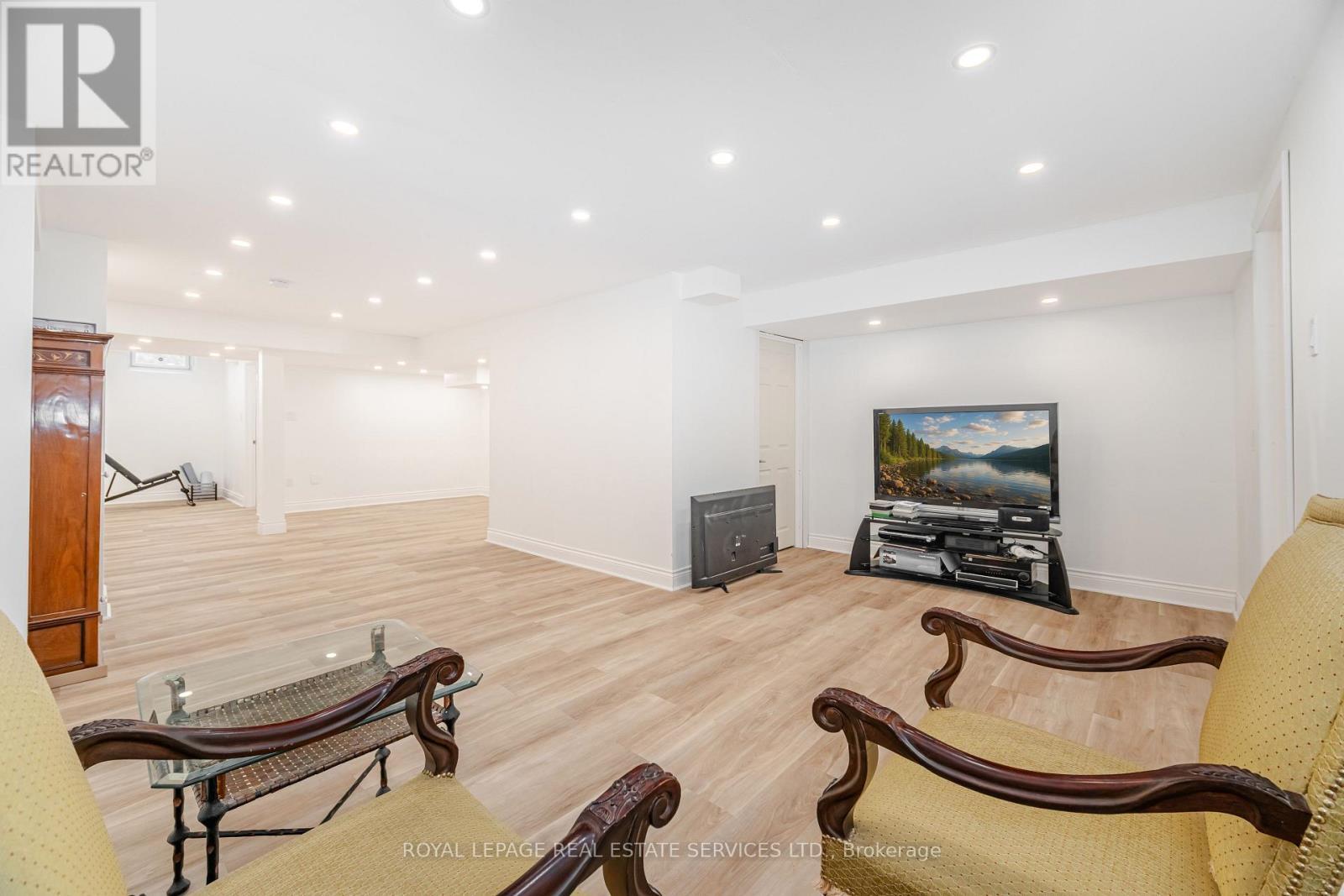 












215 BURLOAK DRIVE

,
Oakville,




Ontario
L6L6T6

