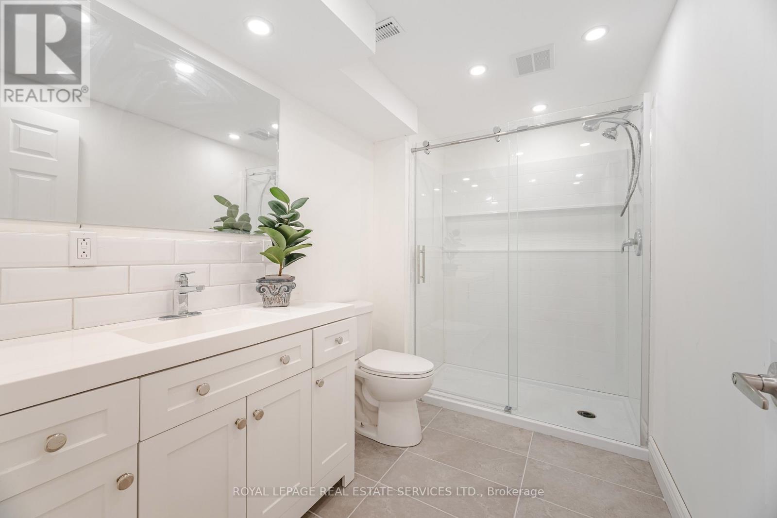 












215 BURLOAK DRIVE

,
Oakville,




Ontario
L6L6T6

