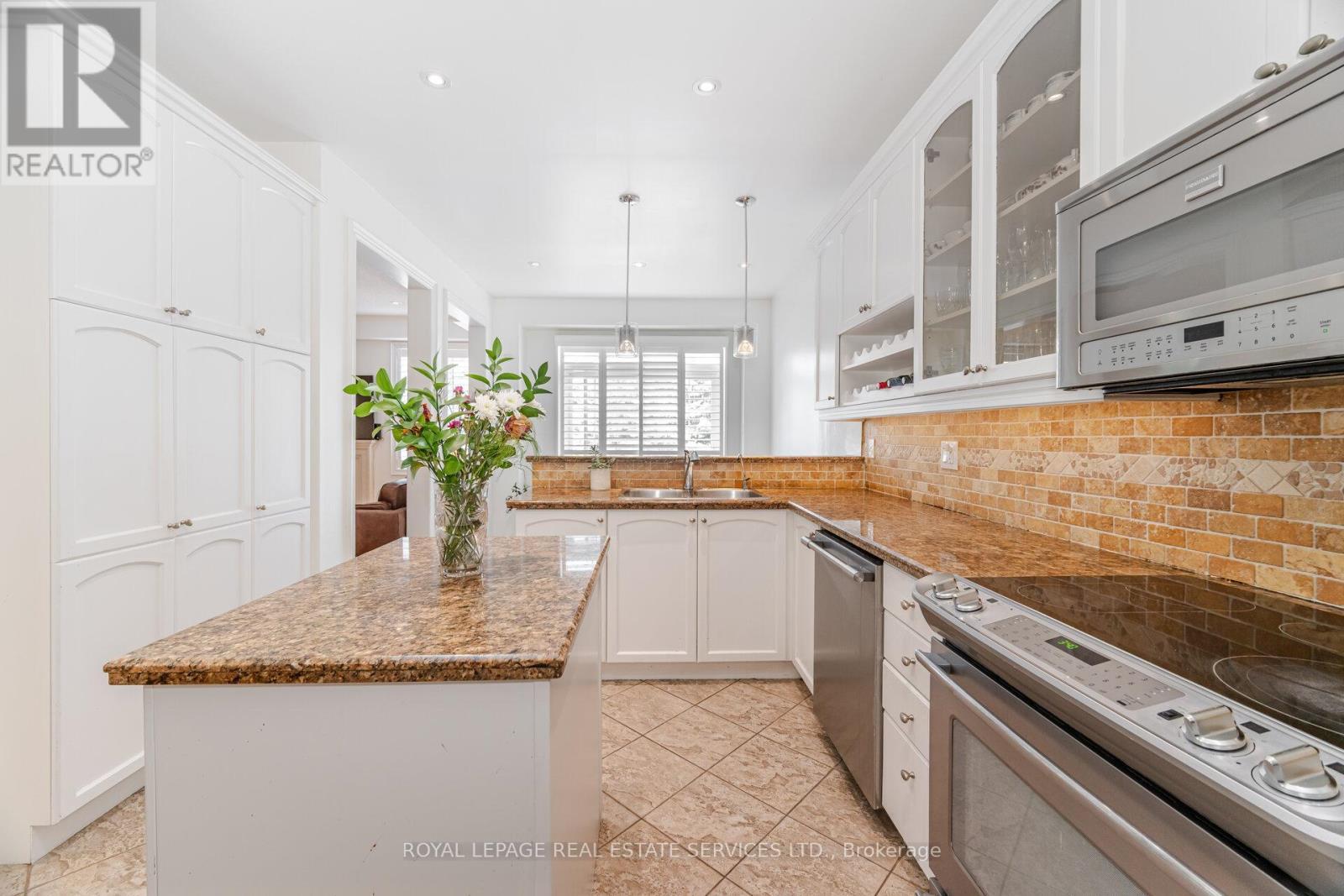 












215 BURLOAK DRIVE

,
Oakville,




Ontario
L6L6T6

