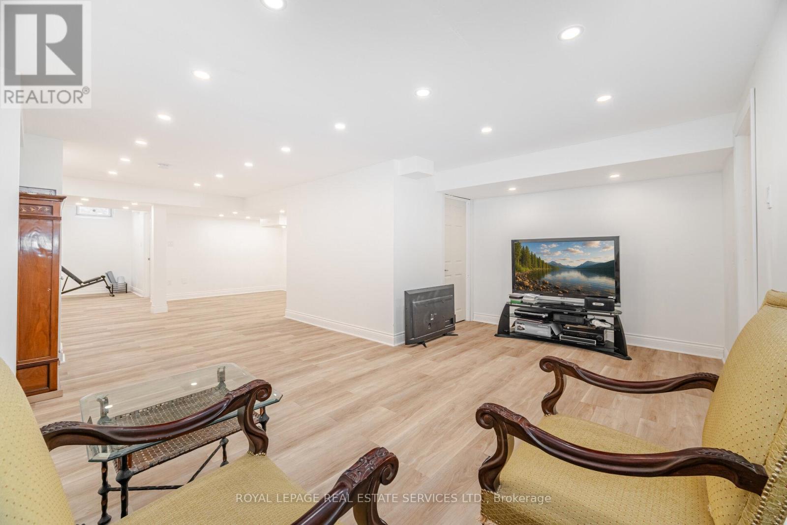 












215 BURLOAK DRIVE

,
Oakville,




Ontario
L6L6T6

