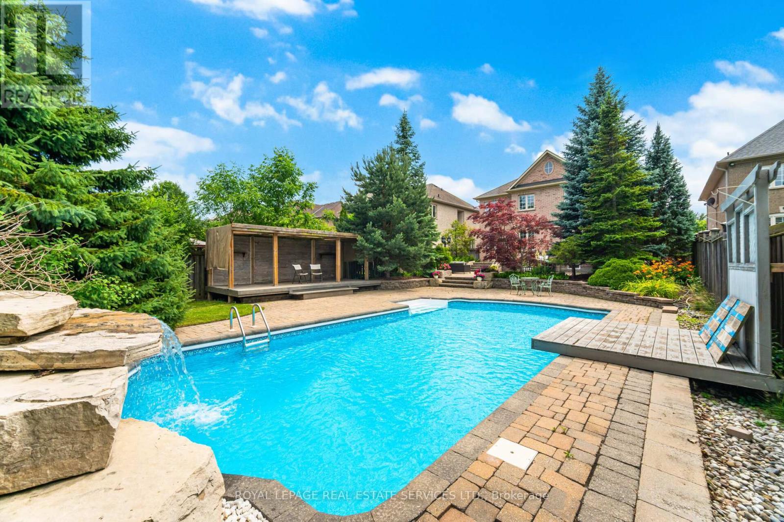 












215 BURLOAK DRIVE

,
Oakville,




Ontario
L6L6T6

