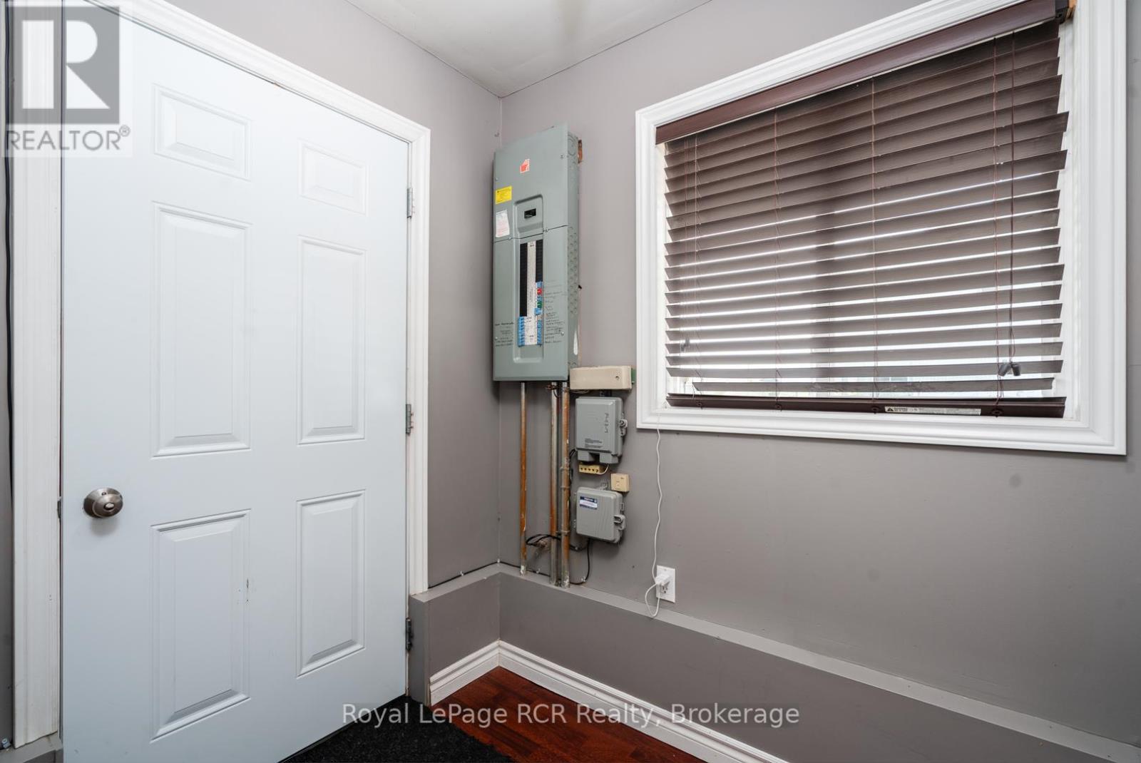












74 14TH AVENUE

,
Hanover,




Ontario
N4N3V9

