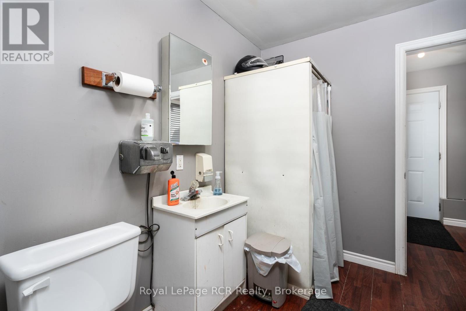 












74 14TH AVENUE

,
Hanover,




Ontario
N4N3V9

