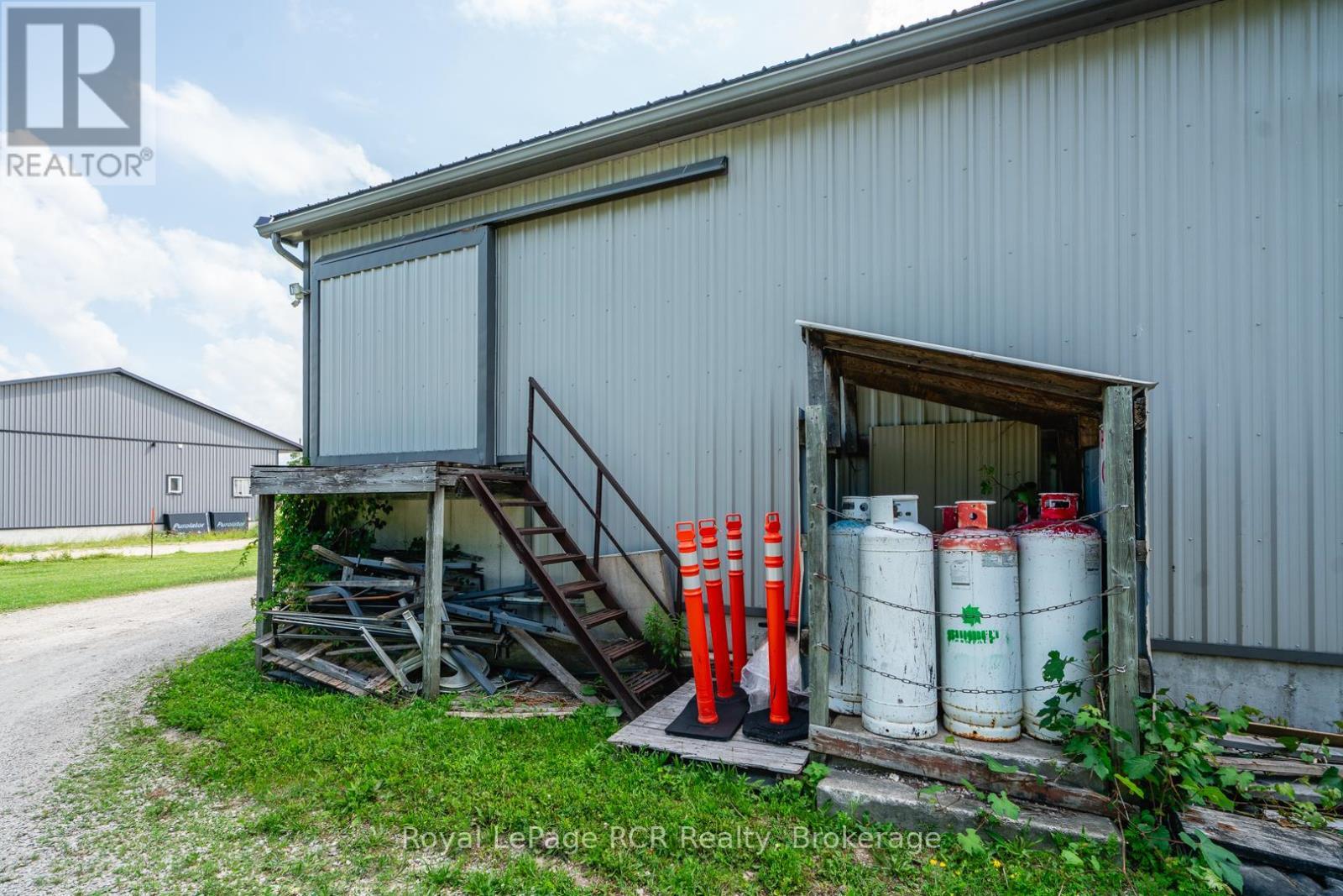 












74 14TH AVENUE

,
Hanover,




Ontario
N4N3V9

