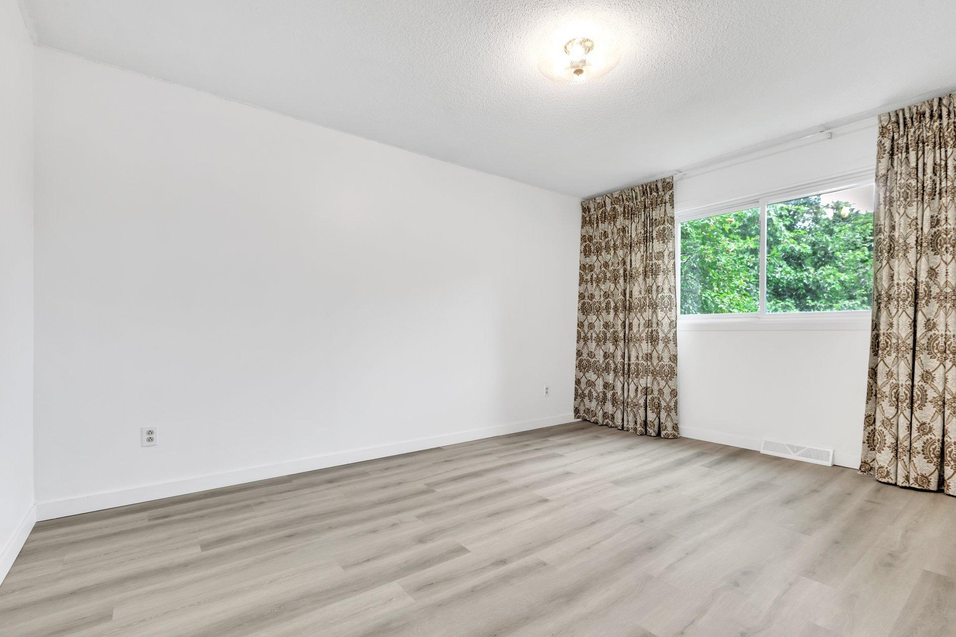 









551


Rue Blackwood

,
Longueuil (Greenfield Park),




QC
J4V1H4

