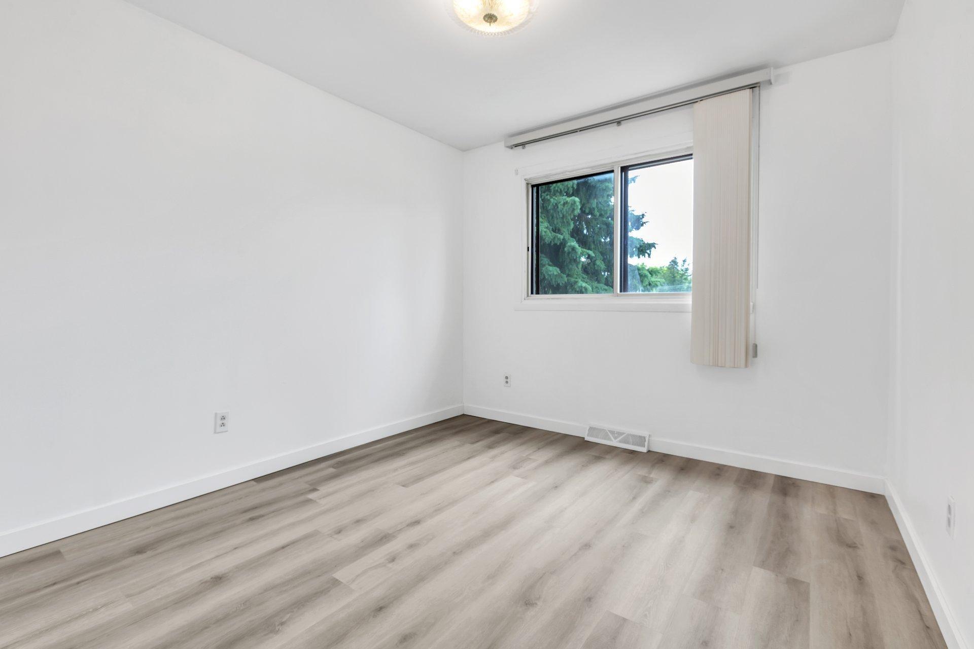 









551


Rue Blackwood

,
Longueuil (Greenfield Park),




QC
J4V1H4

