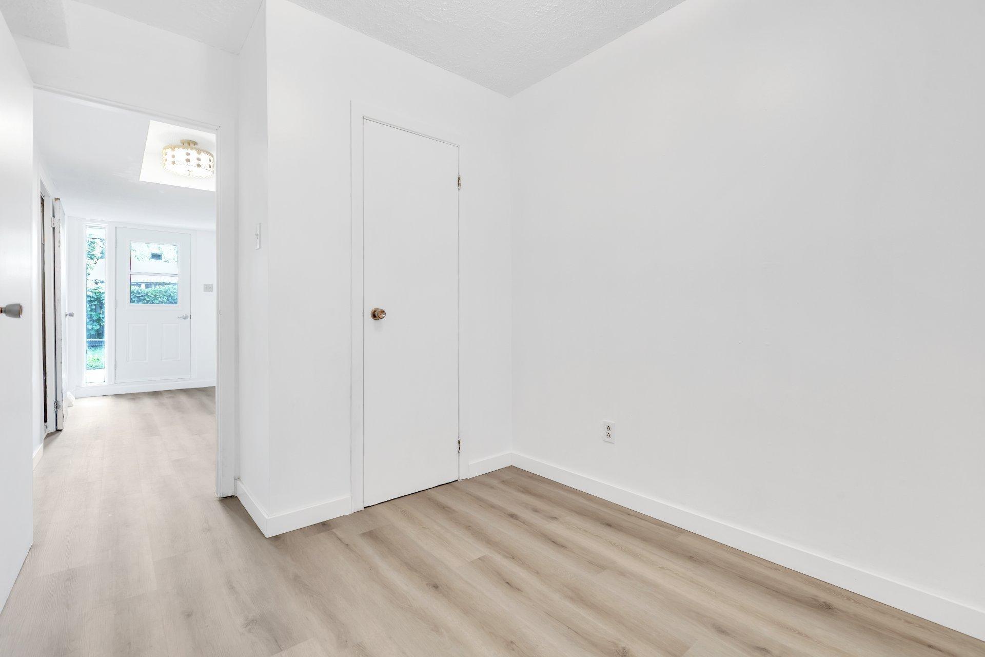 









551


Rue Blackwood

,
Longueuil (Greenfield Park),




QC
J4V1H4

