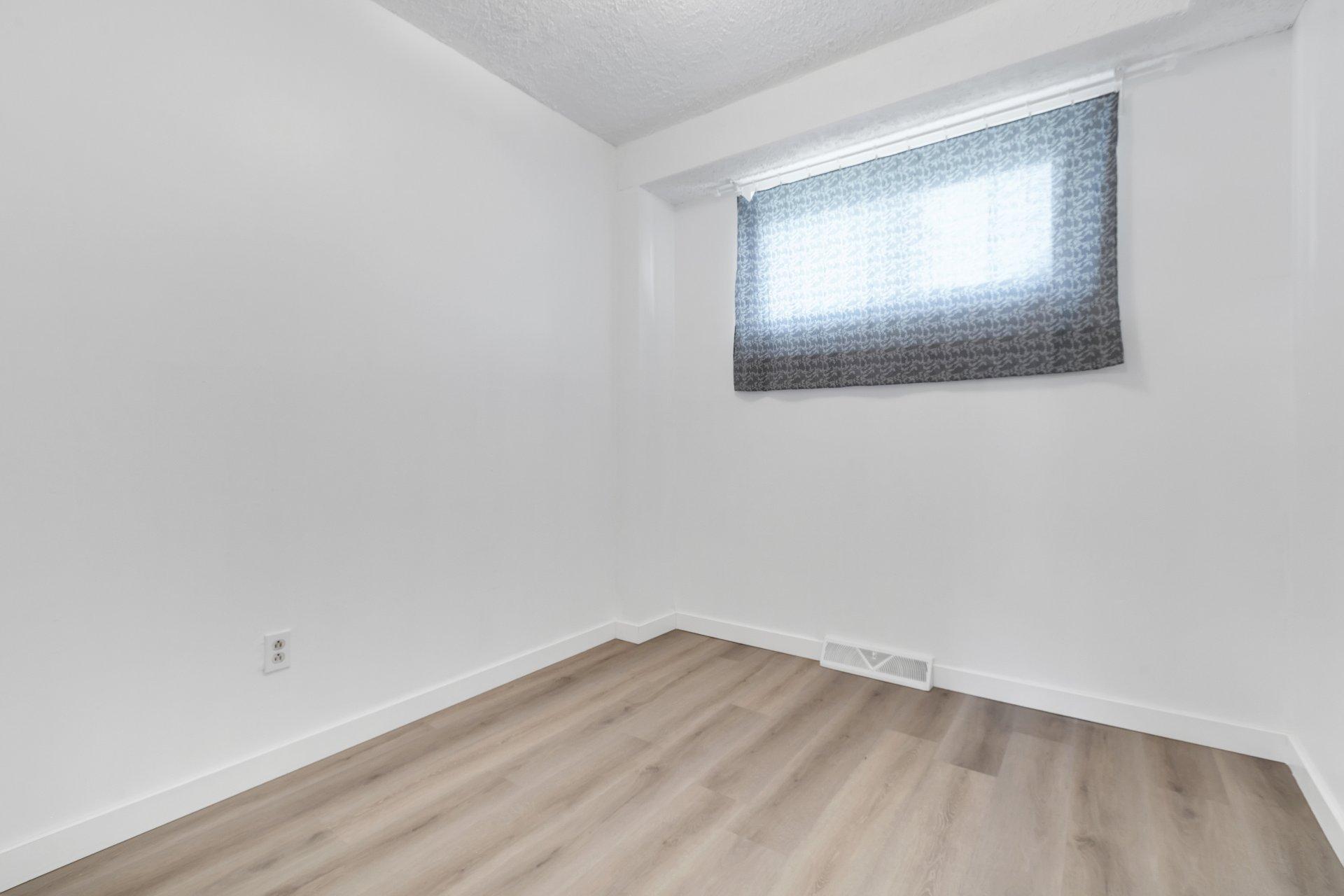 









551


Rue Blackwood

,
Longueuil (Greenfield Park),




QC
J4V1H4

