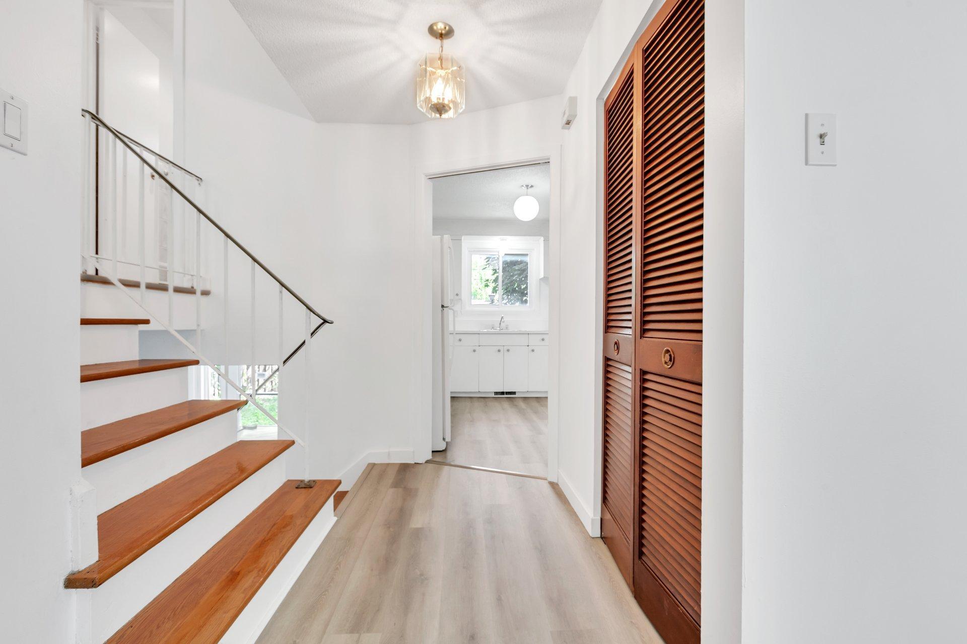 









551


Rue Blackwood

,
Longueuil (Greenfield Park),




QC
J4V1H4

