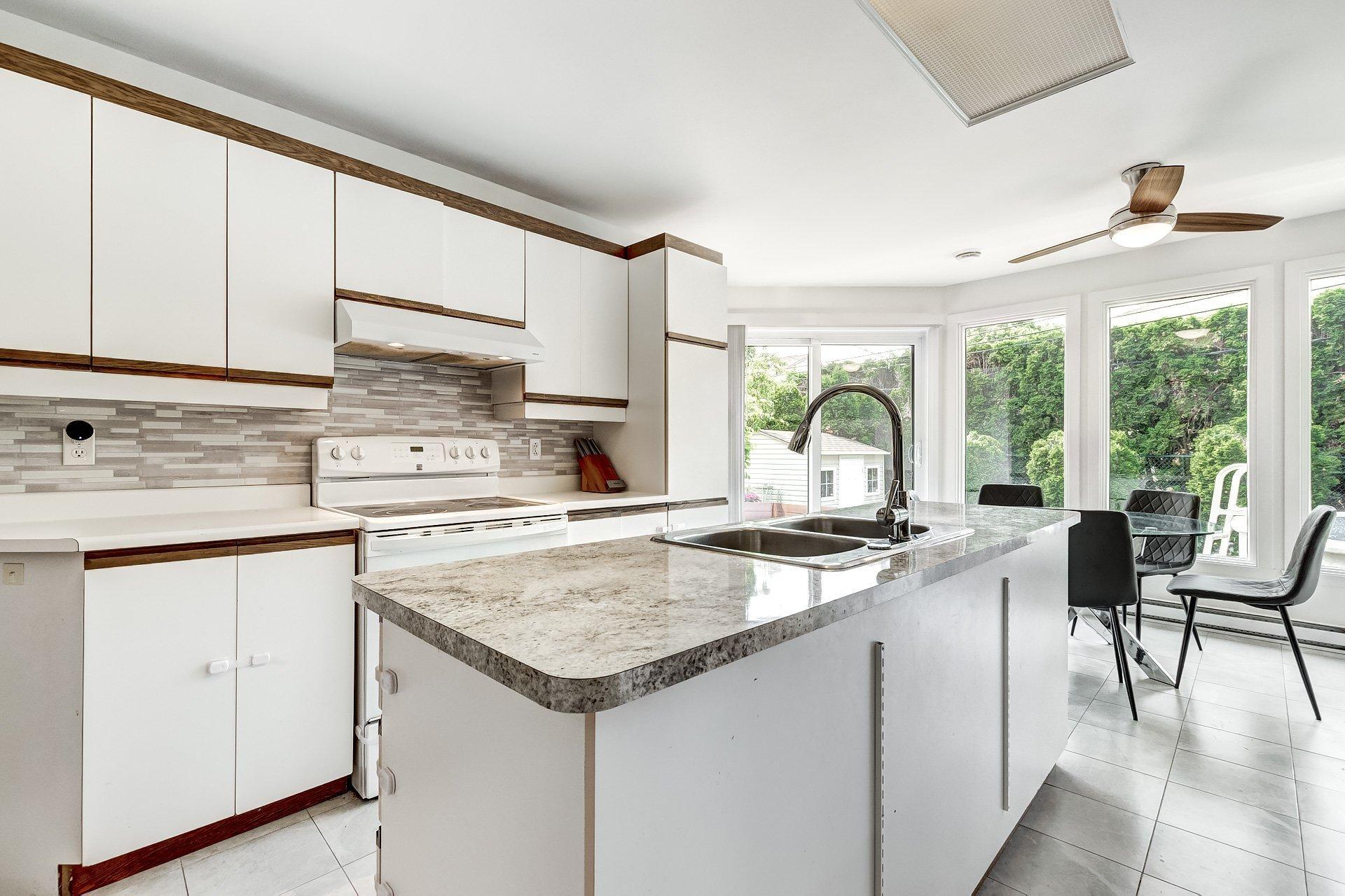 









236


Rue Acres

,
Kirkland,




QC
H9H4R2

