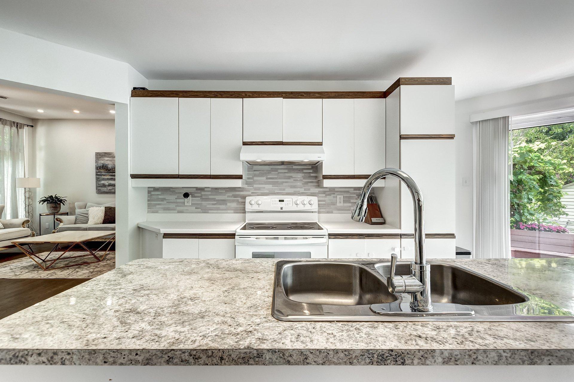 









236


Rue Acres

,
Kirkland,




QC
H9H4R2

