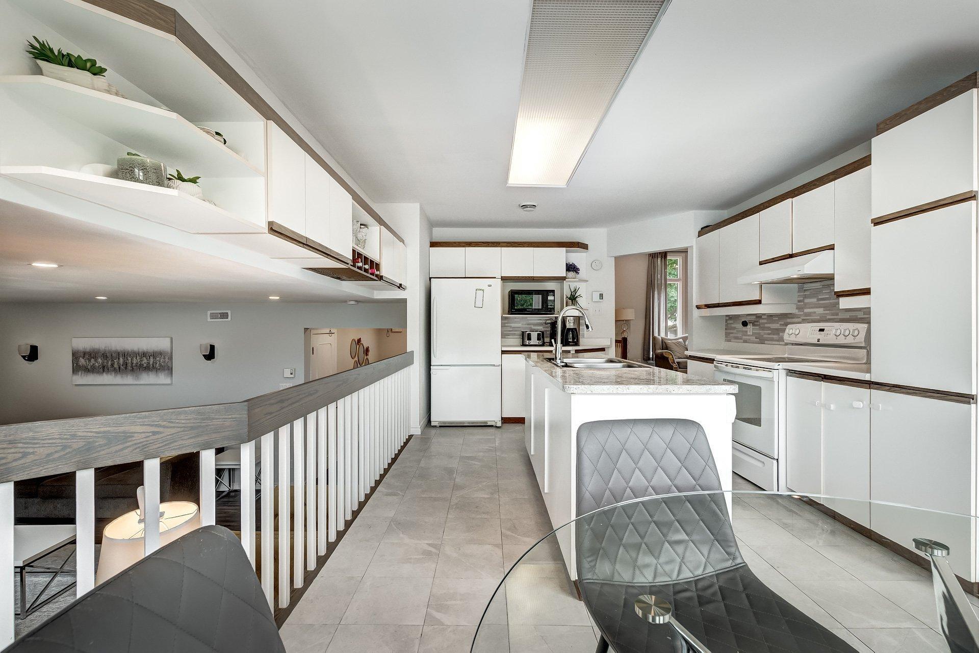 









236


Rue Acres

,
Kirkland,




QC
H9H4R2


