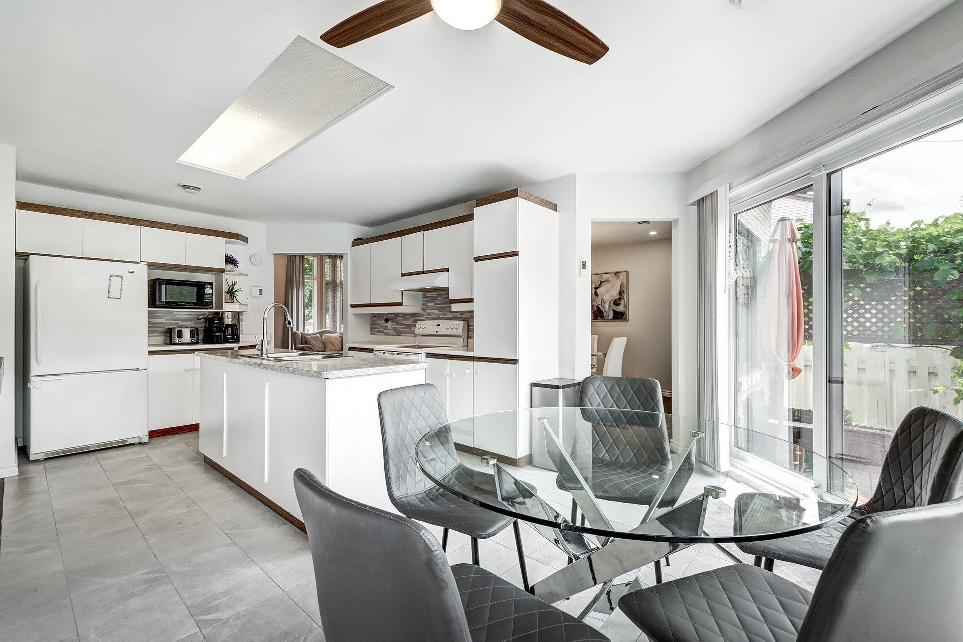 









236


Rue Acres

,
Kirkland,




QC
H9H4R2

