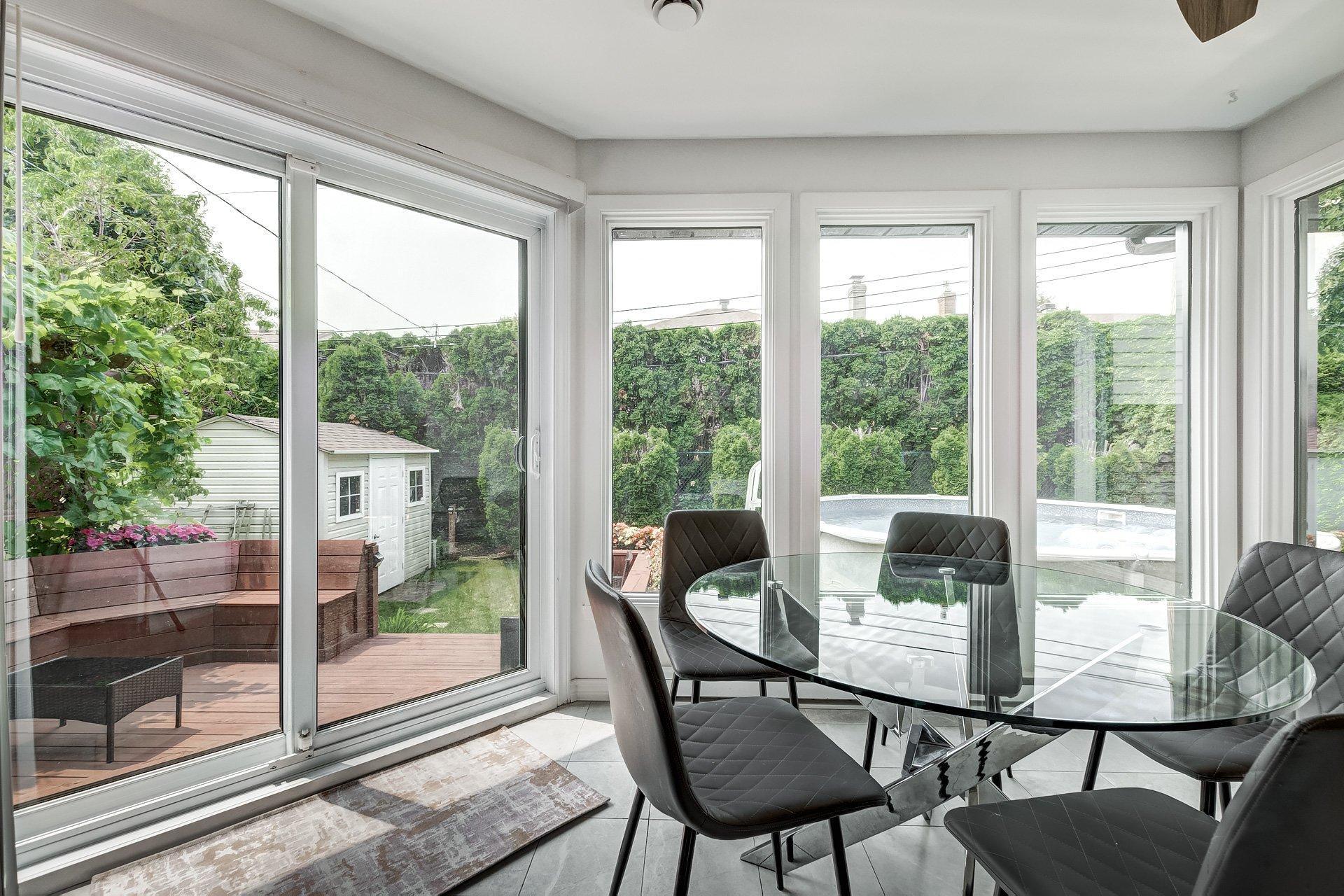 









236


Rue Acres

,
Kirkland,




QC
H9H4R2

