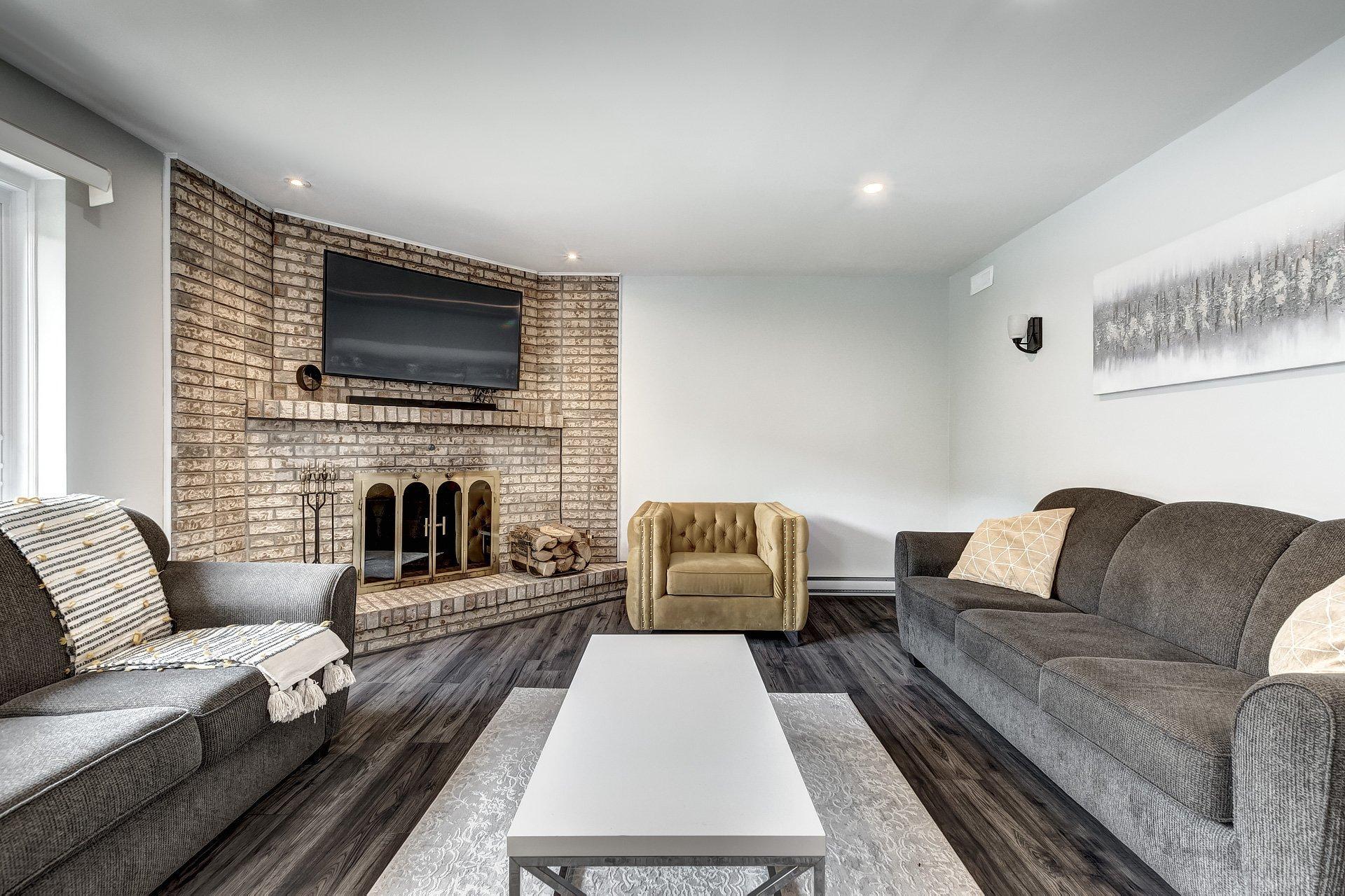 









236


Rue Acres

,
Kirkland,




QC
H9H4R2

