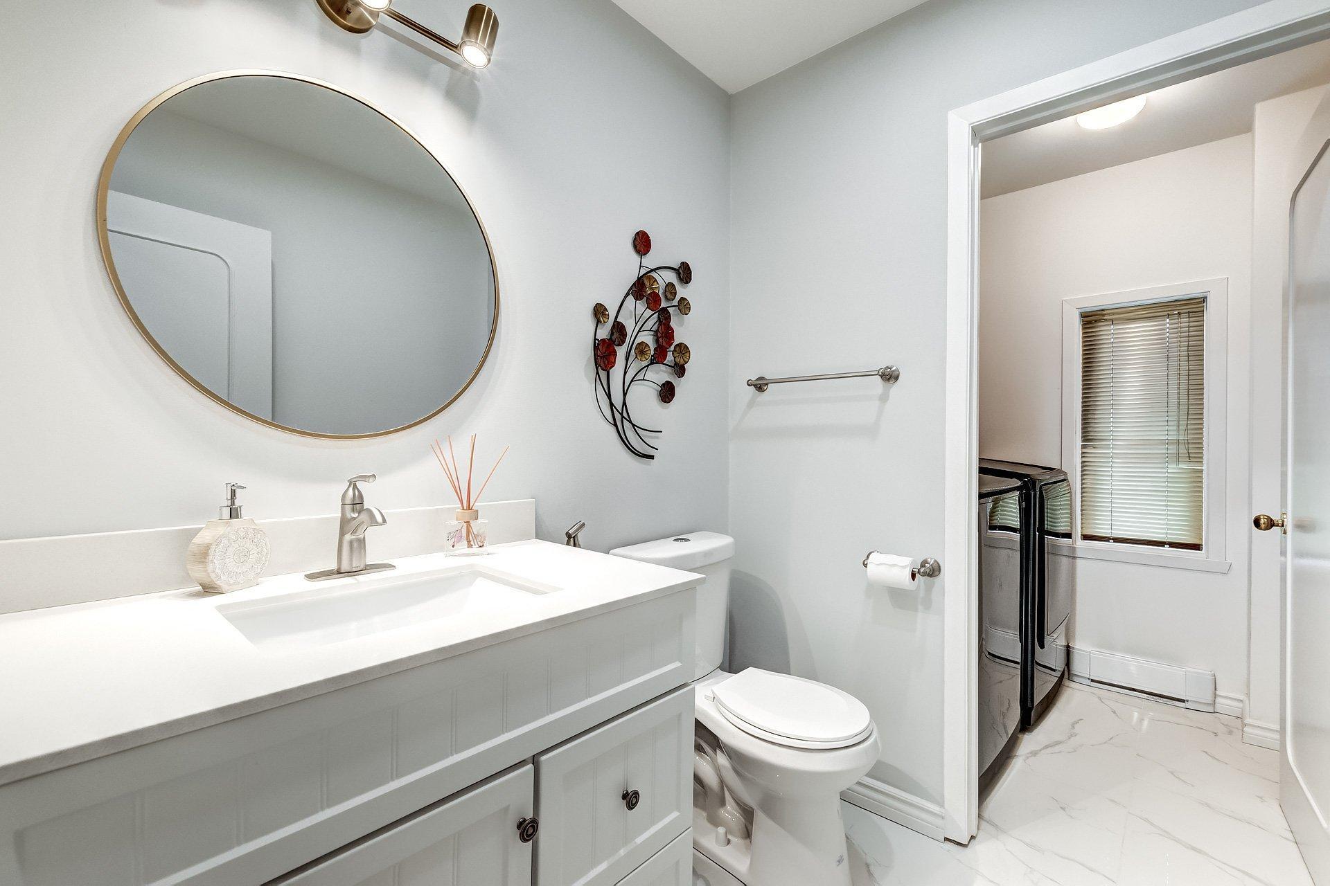 









236


Rue Acres

,
Kirkland,




QC
H9H4R2

