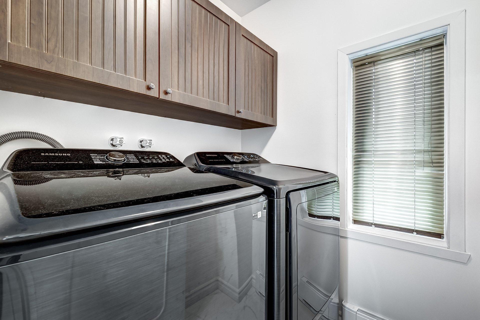 









236


Rue Acres

,
Kirkland,




QC
H9H4R2

