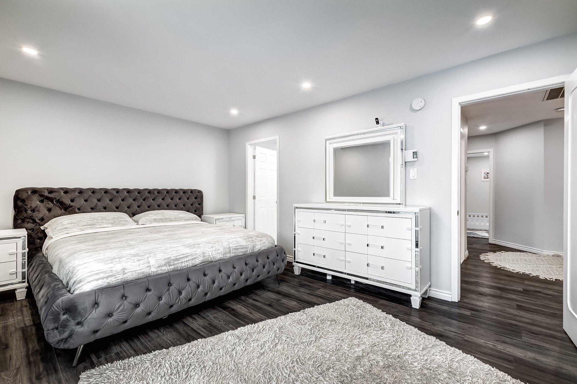 









236


Rue Acres

,
Kirkland,




QC
H9H4R2


