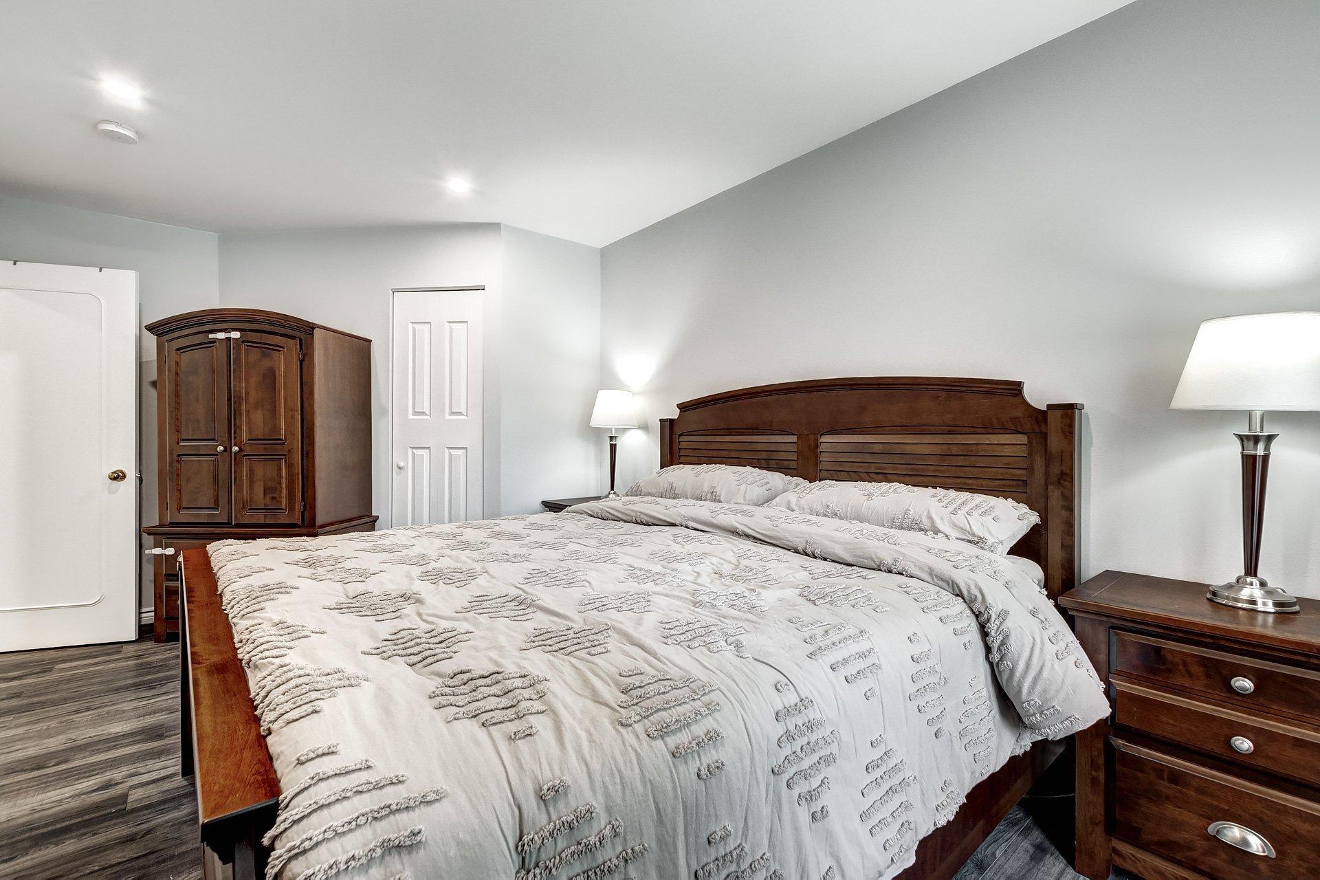 









236


Rue Acres

,
Kirkland,




QC
H9H4R2

