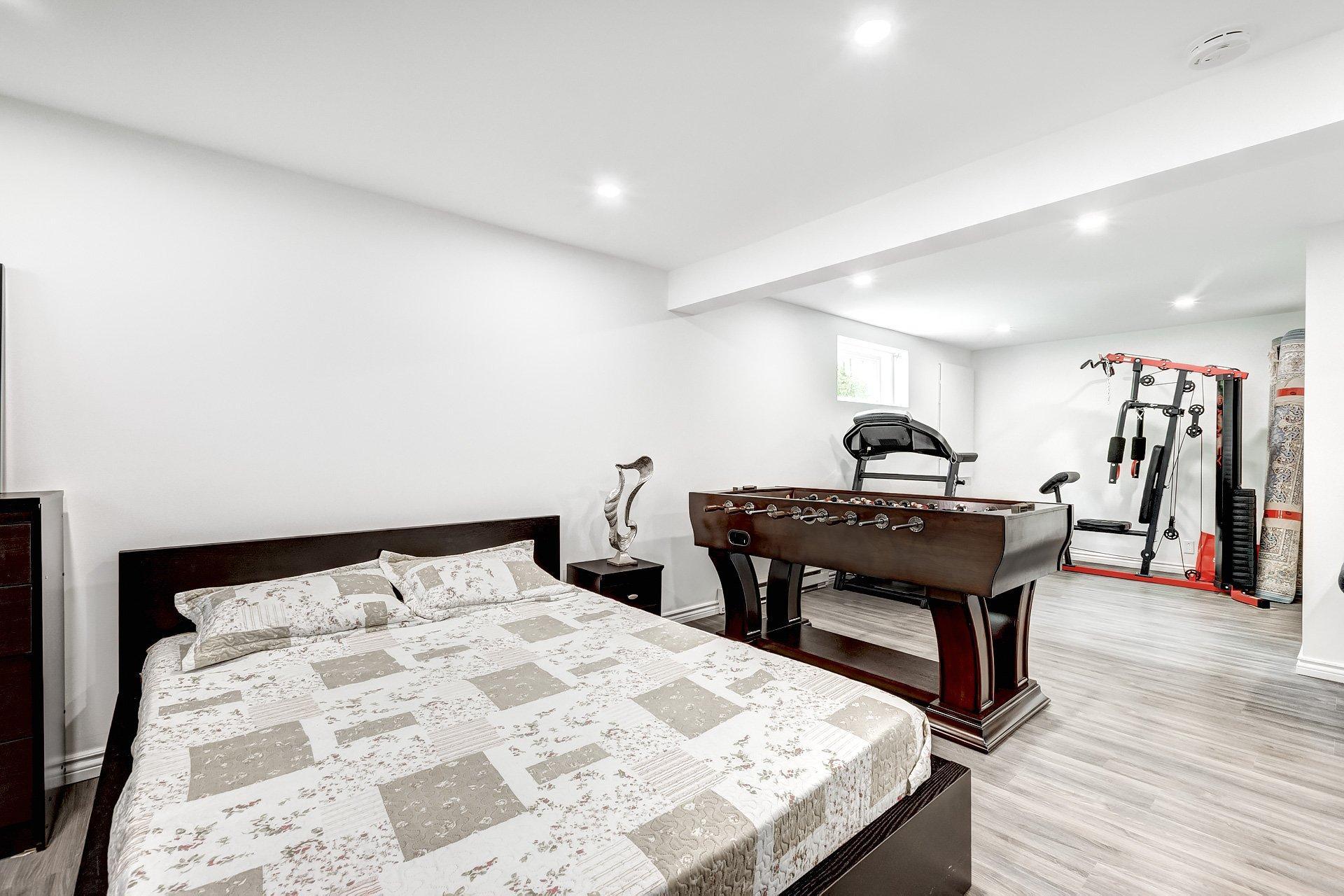 









236


Rue Acres

,
Kirkland,




QC
H9H4R2

