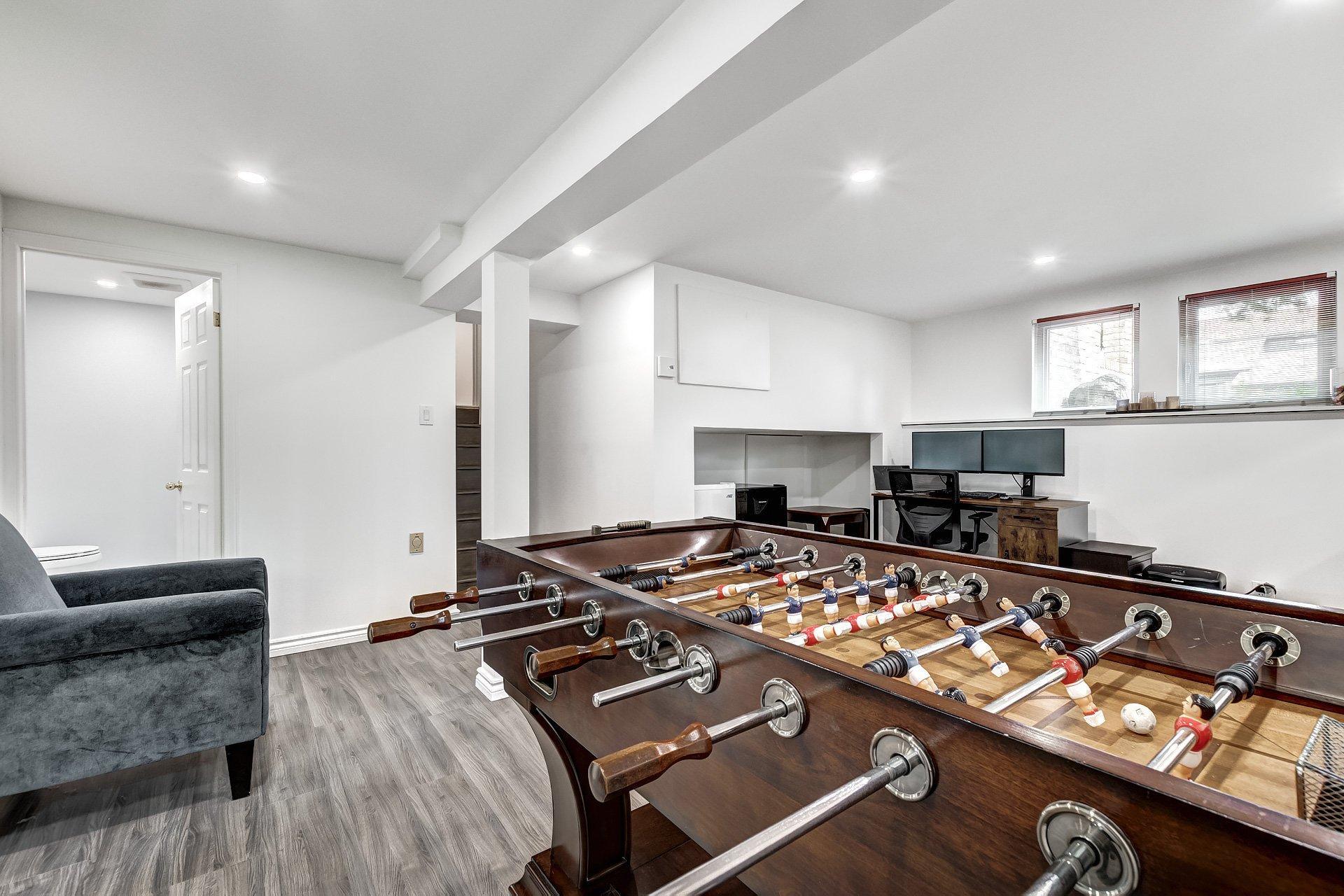 









236


Rue Acres

,
Kirkland,




QC
H9H4R2

