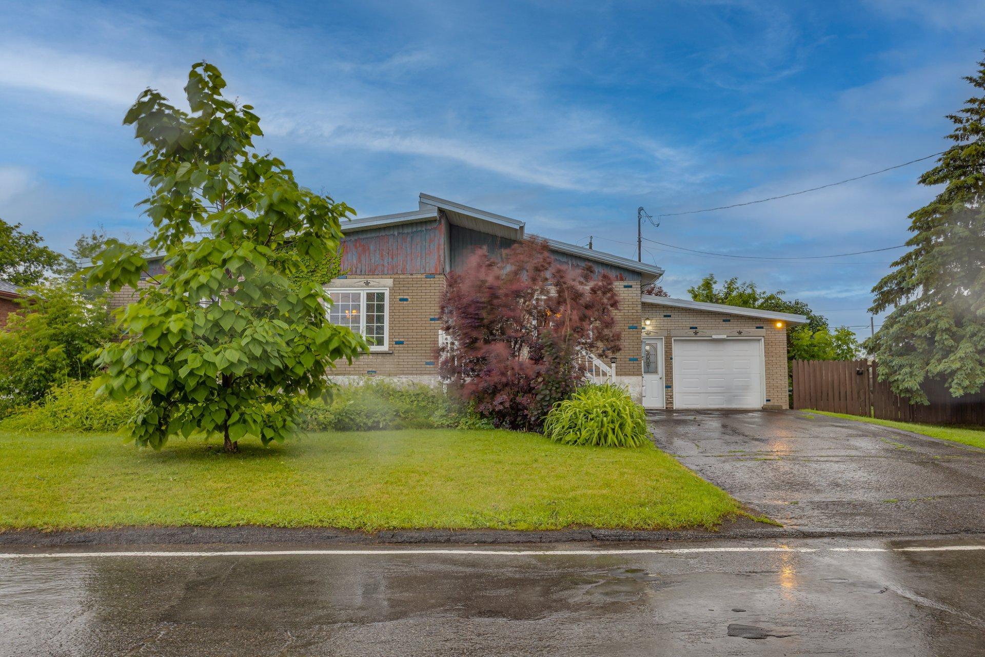 









206


1re Avenue

,
Sainte-Anne-des-Plaines,




QC
J0N1H0

