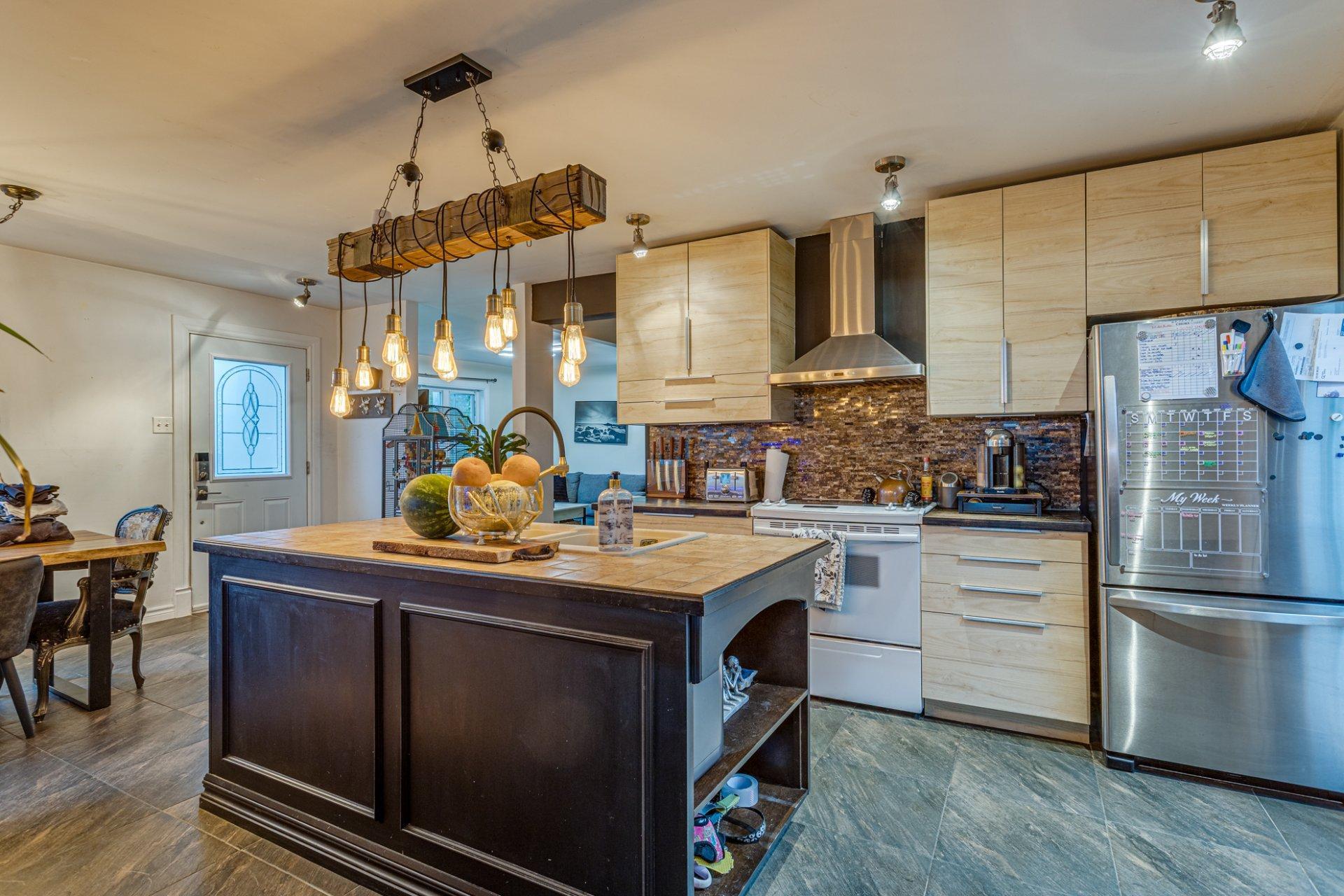 









206


1re Avenue

,
Sainte-Anne-des-Plaines,




QC
J0N1H0

