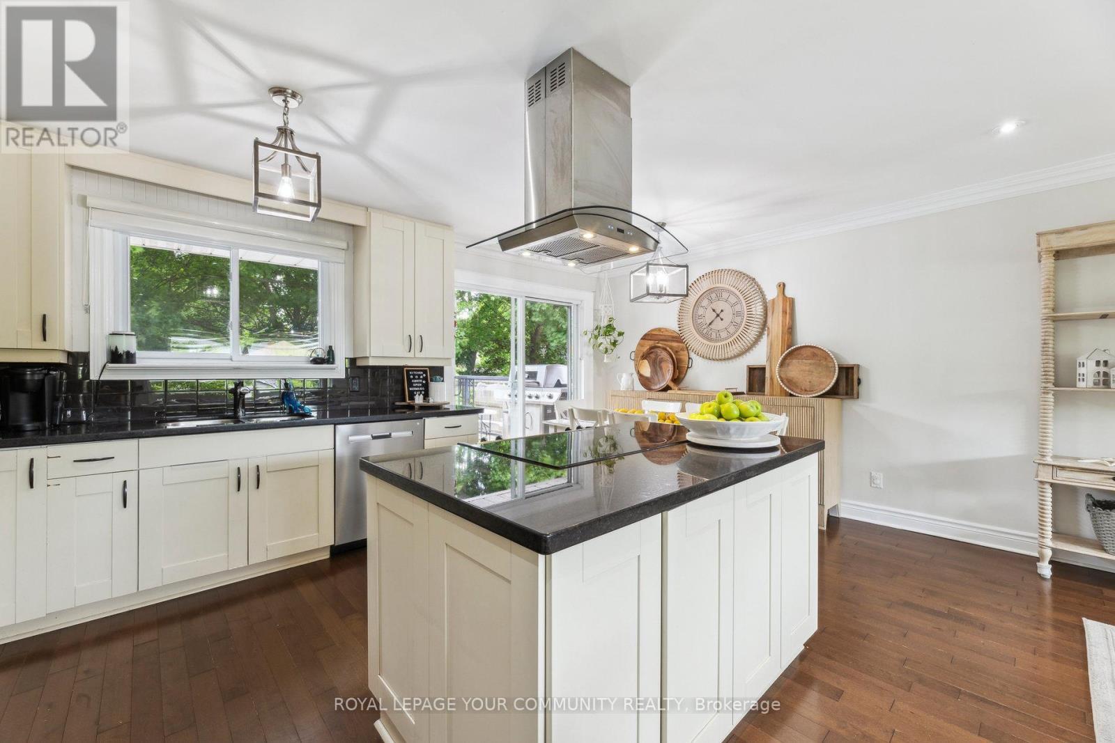 












1094 SOMERVILLE STREET

,
Oshawa,




Ontario
L1G4K5

