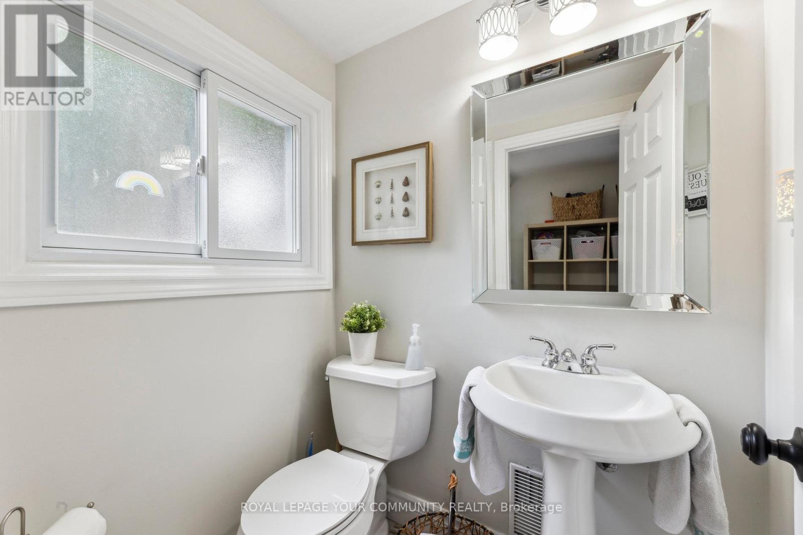 












1094 SOMERVILLE STREET

,
Oshawa,




Ontario
L1G4K5

