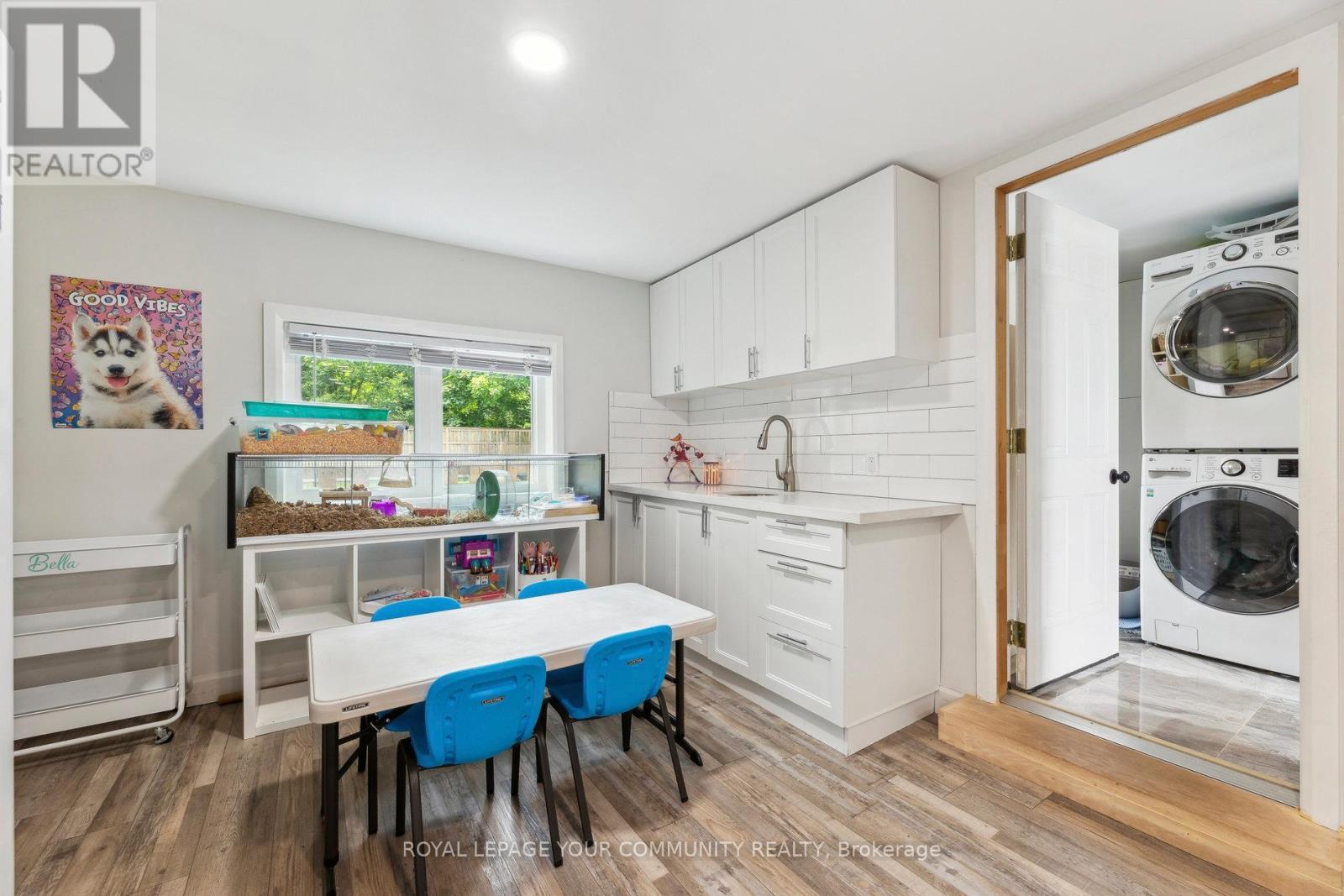 












1094 SOMERVILLE STREET

,
Oshawa,




Ontario
L1G4K5

