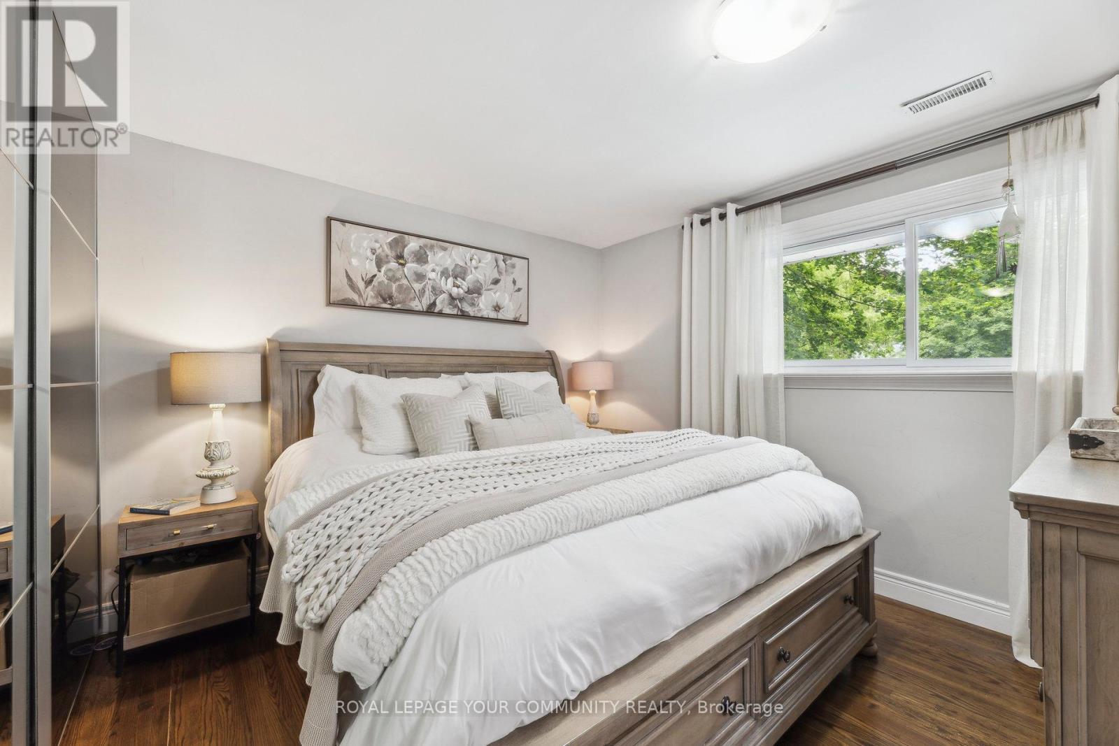 












1094 SOMERVILLE STREET

,
Oshawa,




Ontario
L1G4K5


