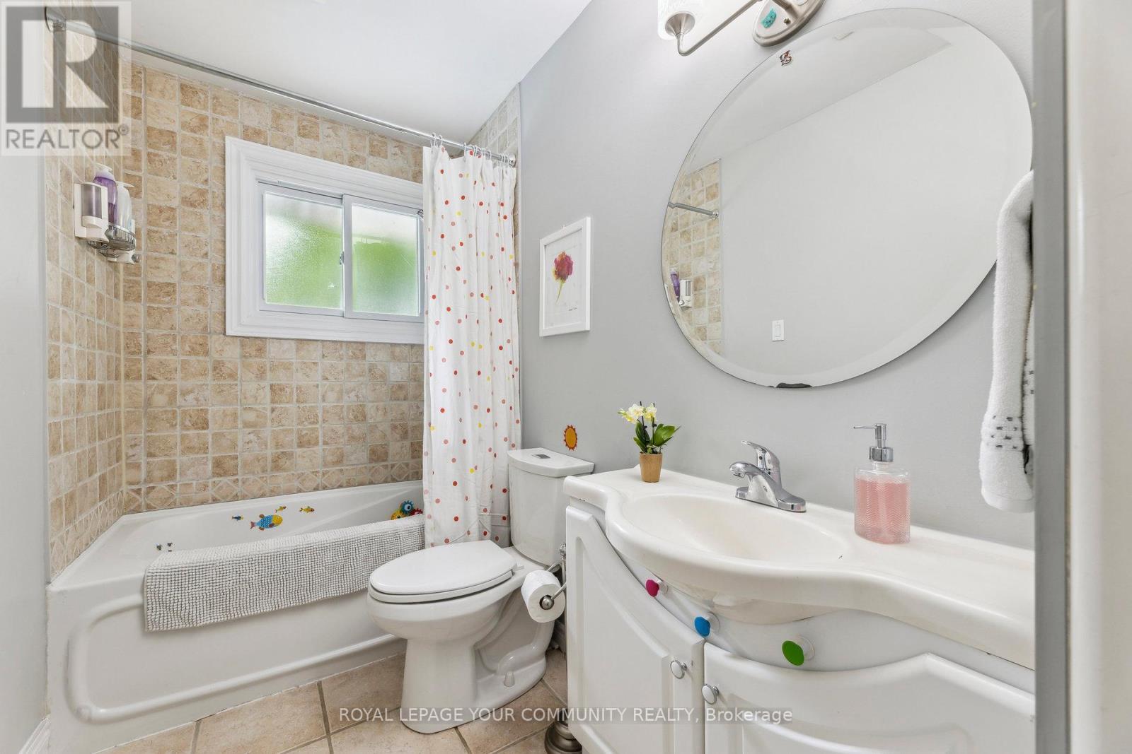 












1094 SOMERVILLE STREET

,
Oshawa,




Ontario
L1G4K5

