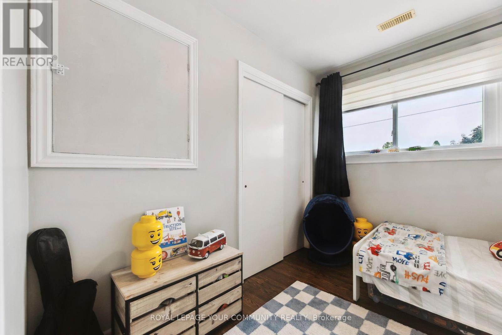 












1094 SOMERVILLE STREET

,
Oshawa,




Ontario
L1G4K5

